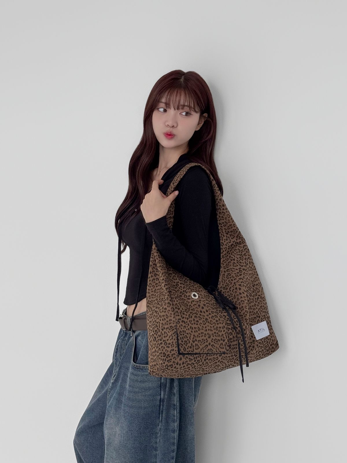 어틸스튜디오(ATIL STUDIO) 레오파드 데님 패치 포켓 호보 숄더백 _모카