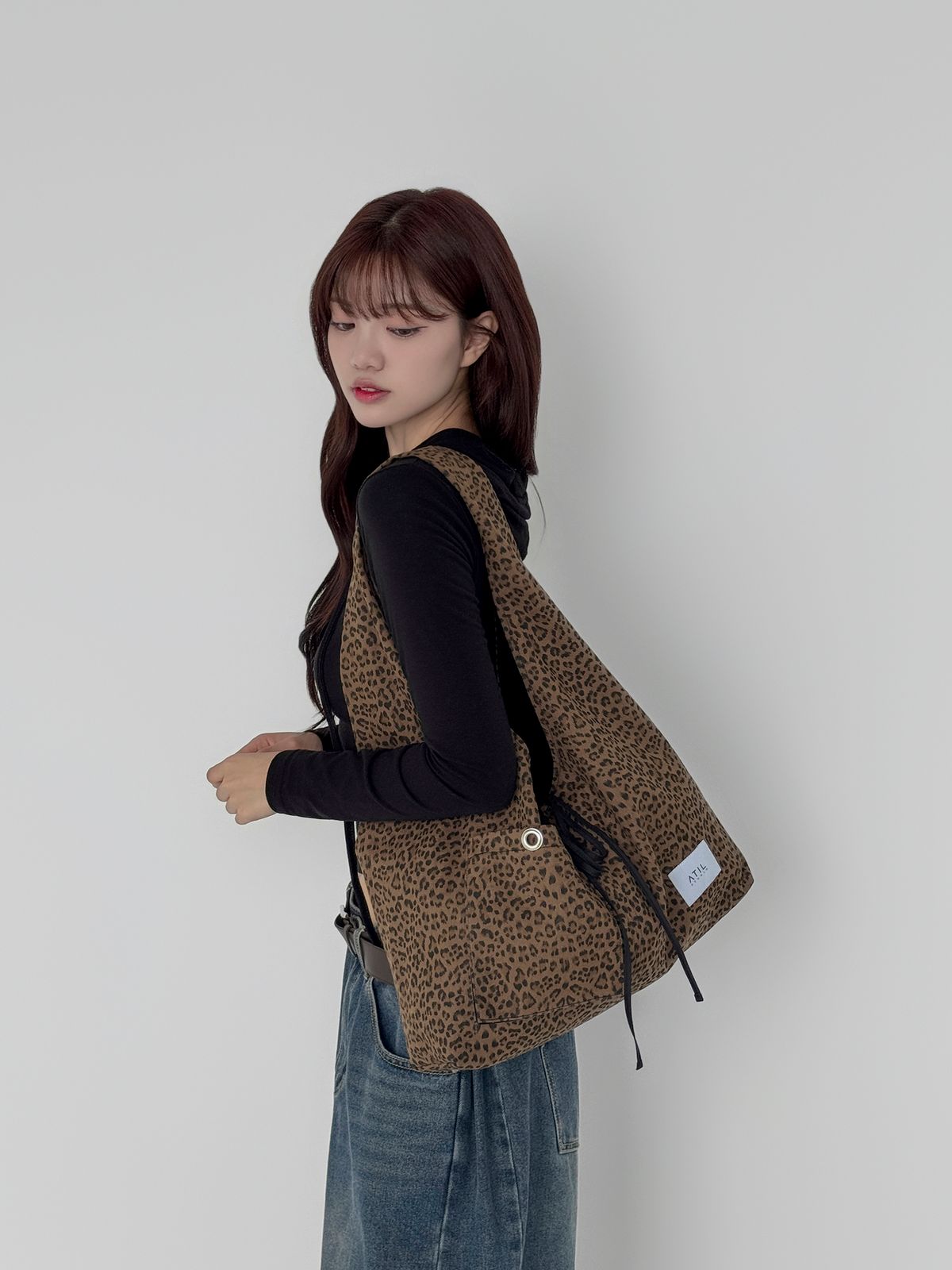 어틸스튜디오(ATIL STUDIO) 레오파드 데님 패치 포켓 호보 숄더백 _모카