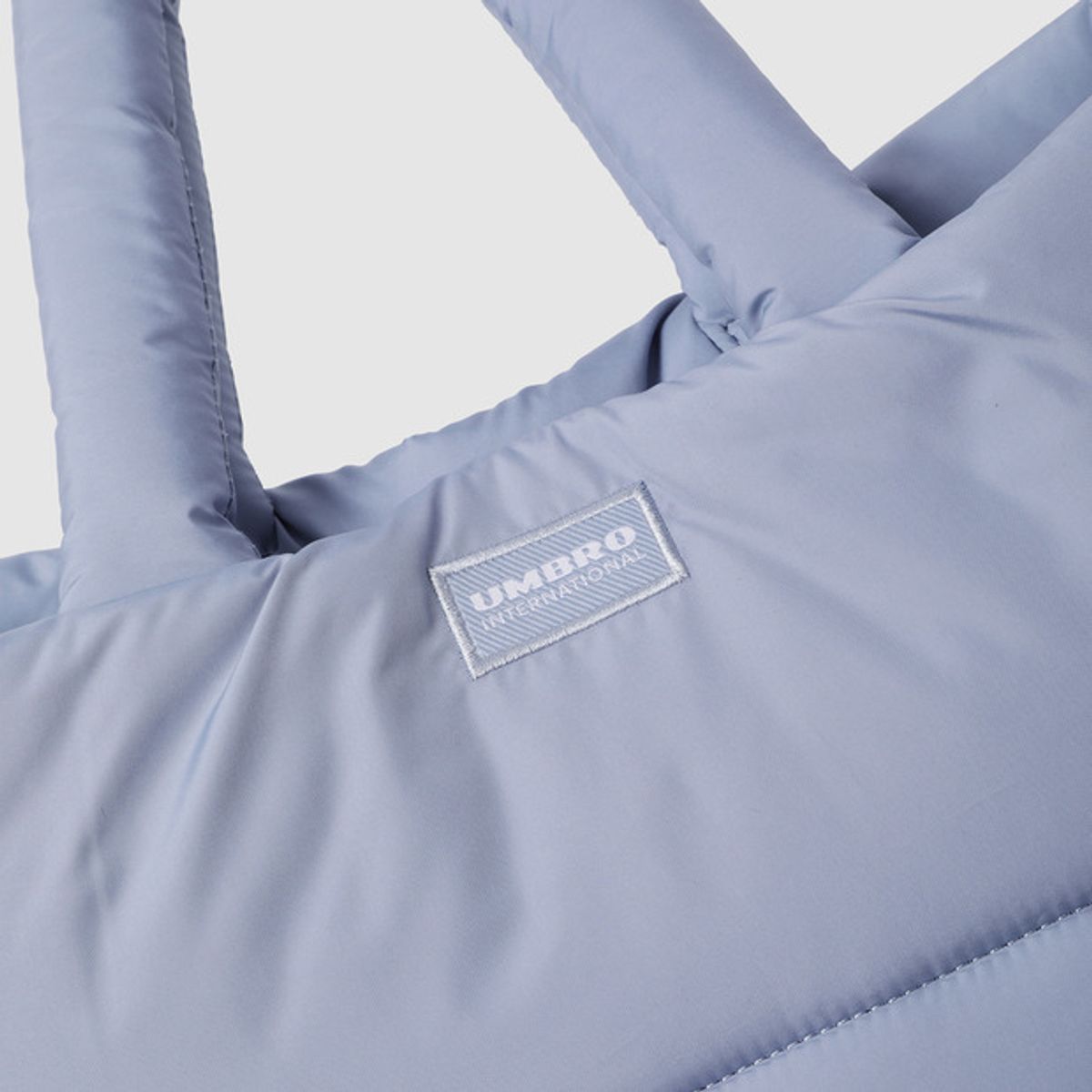 엄브로(UMBRO) 윈터헤븐 2FACE 패딩 토트백 블루 UQ423CBGN2