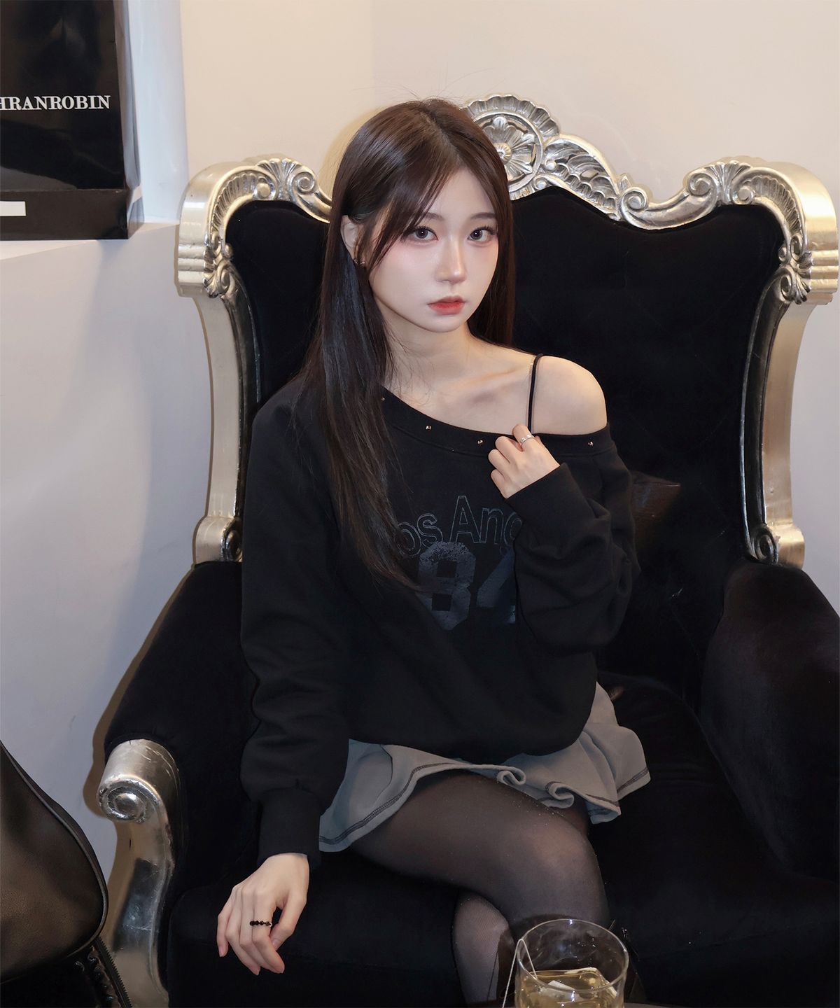 어썸스튜디오(AWESOME STUDIO) 오프 숄더 84 스웻셔츠 블랙