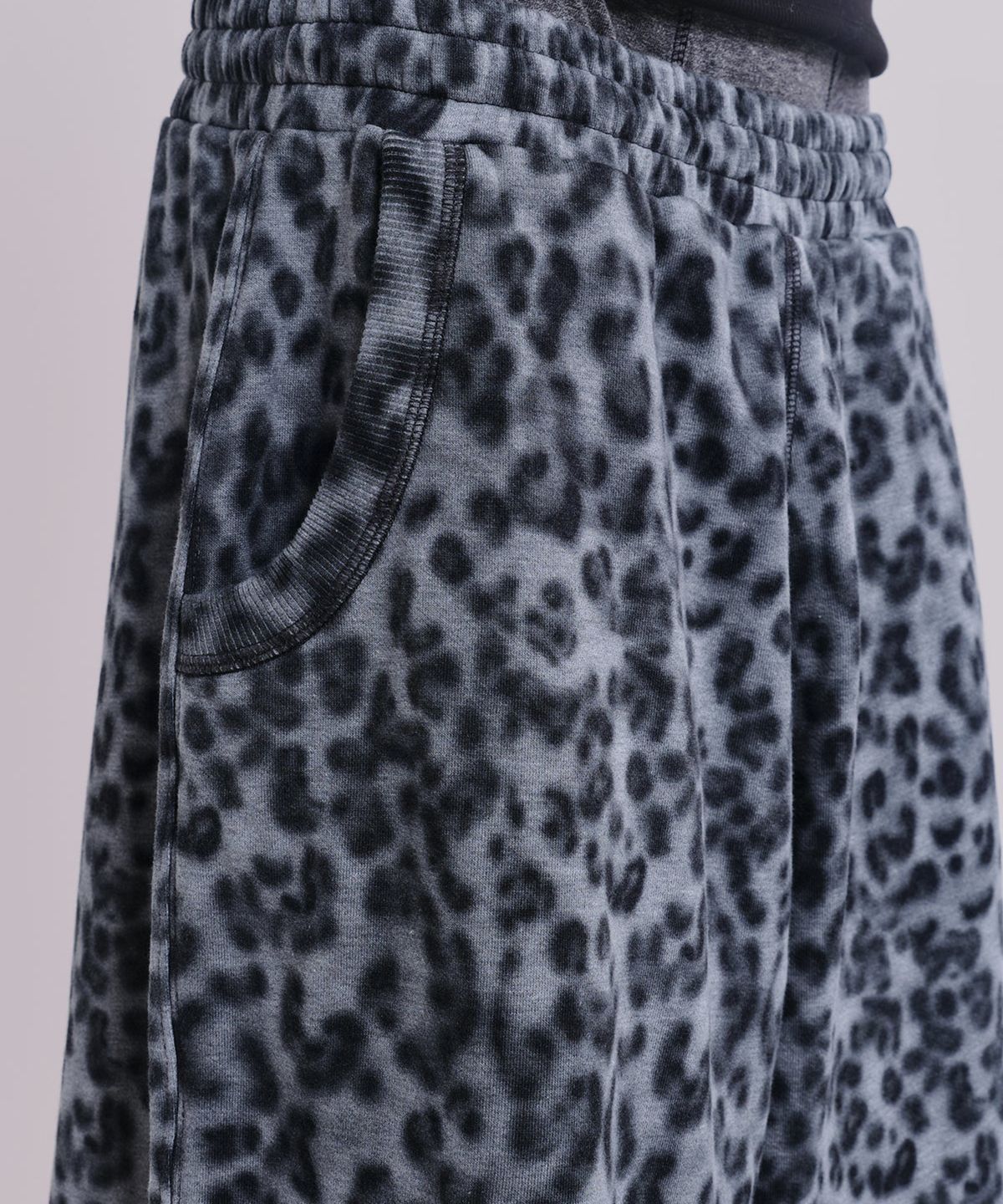 제이디드 런던(JADED LONDON) (U) 그레이 레오파드 몬스터 숏 멀티 GREY LEOPARD MONSTER SHORT MULTI