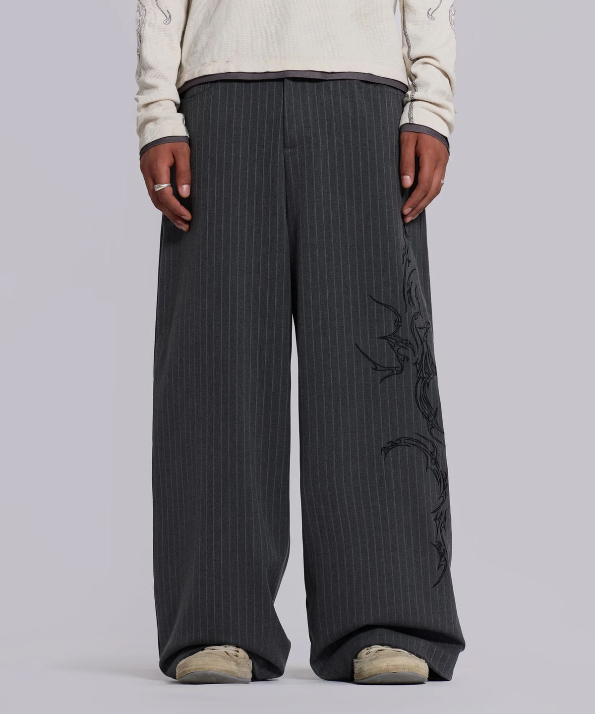 제이디드 런던(JADED LONDON) (U) 고딕 핀스트라이프 골리앗 트라우저 그레이 GOTHIC PINSTRIPE GOLIATH TROUSERS GREY