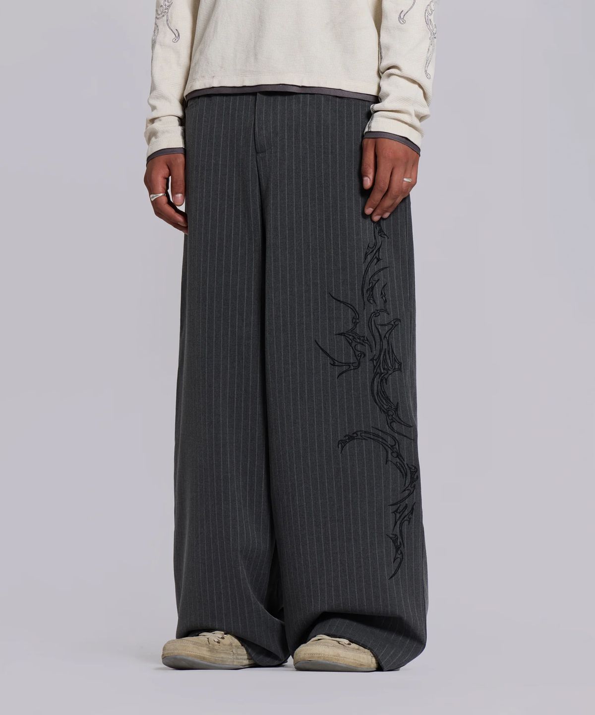 제이디드 런던(JADED LONDON) (U) 고딕 핀스트라이프 골리앗 트라우저 그레이 GOTHIC PINSTRIPE GOLIATH TROUSERS GREY