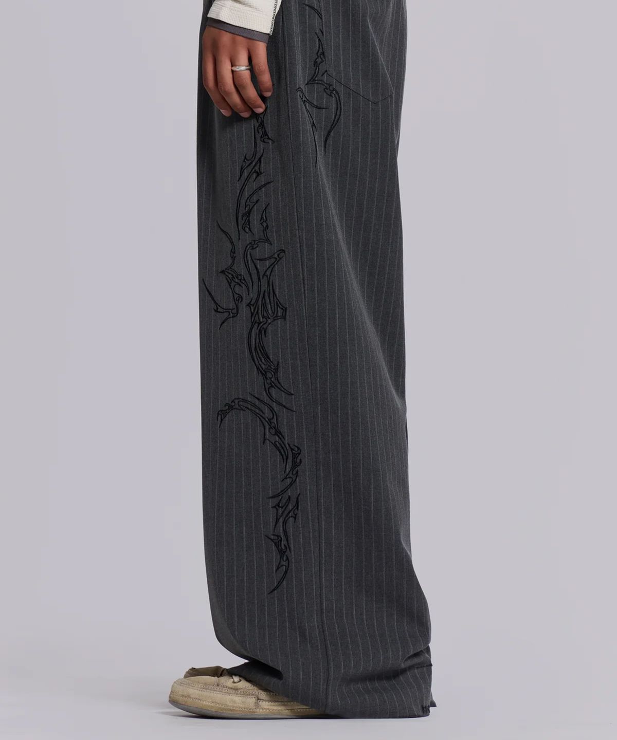 제이디드 런던(JADED LONDON) (U) 고딕 핀스트라이프 골리앗 트라우저 그레이 GOTHIC PINSTRIPE GOLIATH TROUSERS GREY