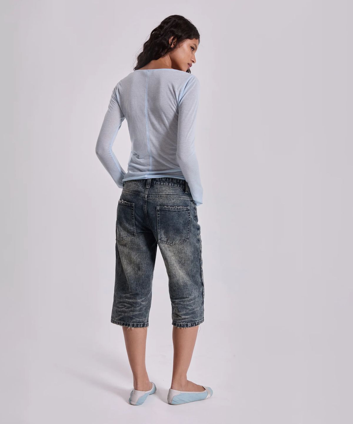 제이디드 런던(JADED LONDON) (U) 슬림 레그 디스트레스드 조츠 블루 SLIM LEG DISTRESSED JORTS BLUE