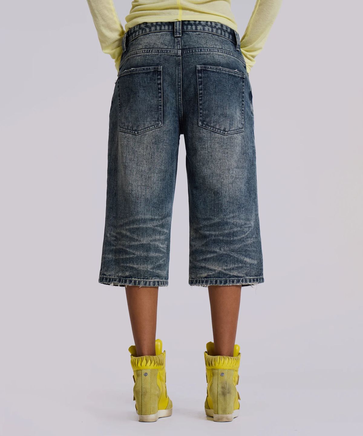 제이디드 런던(JADED LONDON) (U) 슬림 레그 디스트레스드 조츠 블루 SLIM LEG DISTRESSED JORTS BLUE