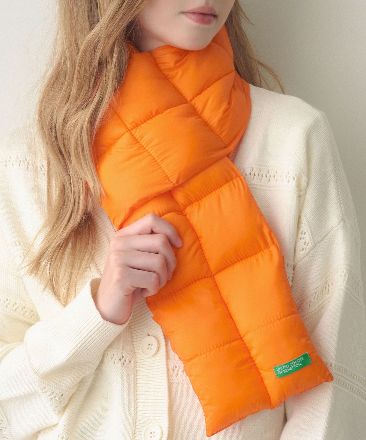 베네통(BENETTON) 비비드 폴딩 패딩 머플러 오렌지