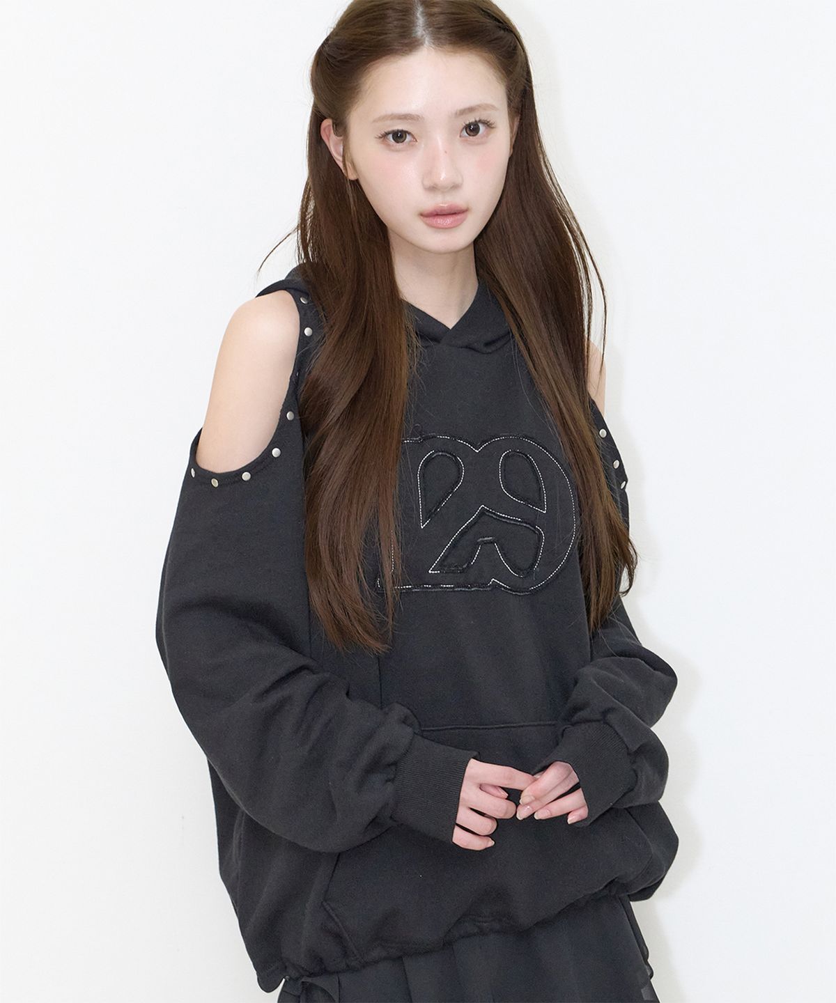 일리고(ILLIGO) 129 컷아웃 오버핏 후드티 블랙