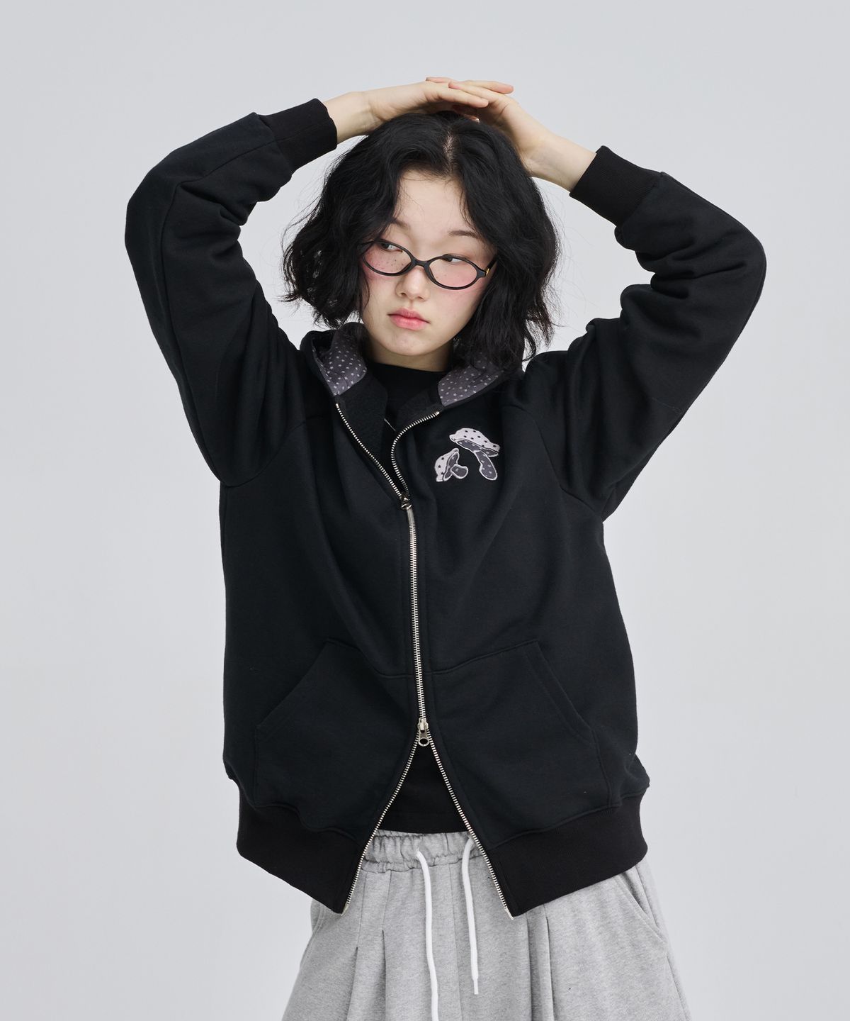 어썸스튜디오(AWESOME STUDIO) 머쉬룸 아플리케 후드 집업 블랙