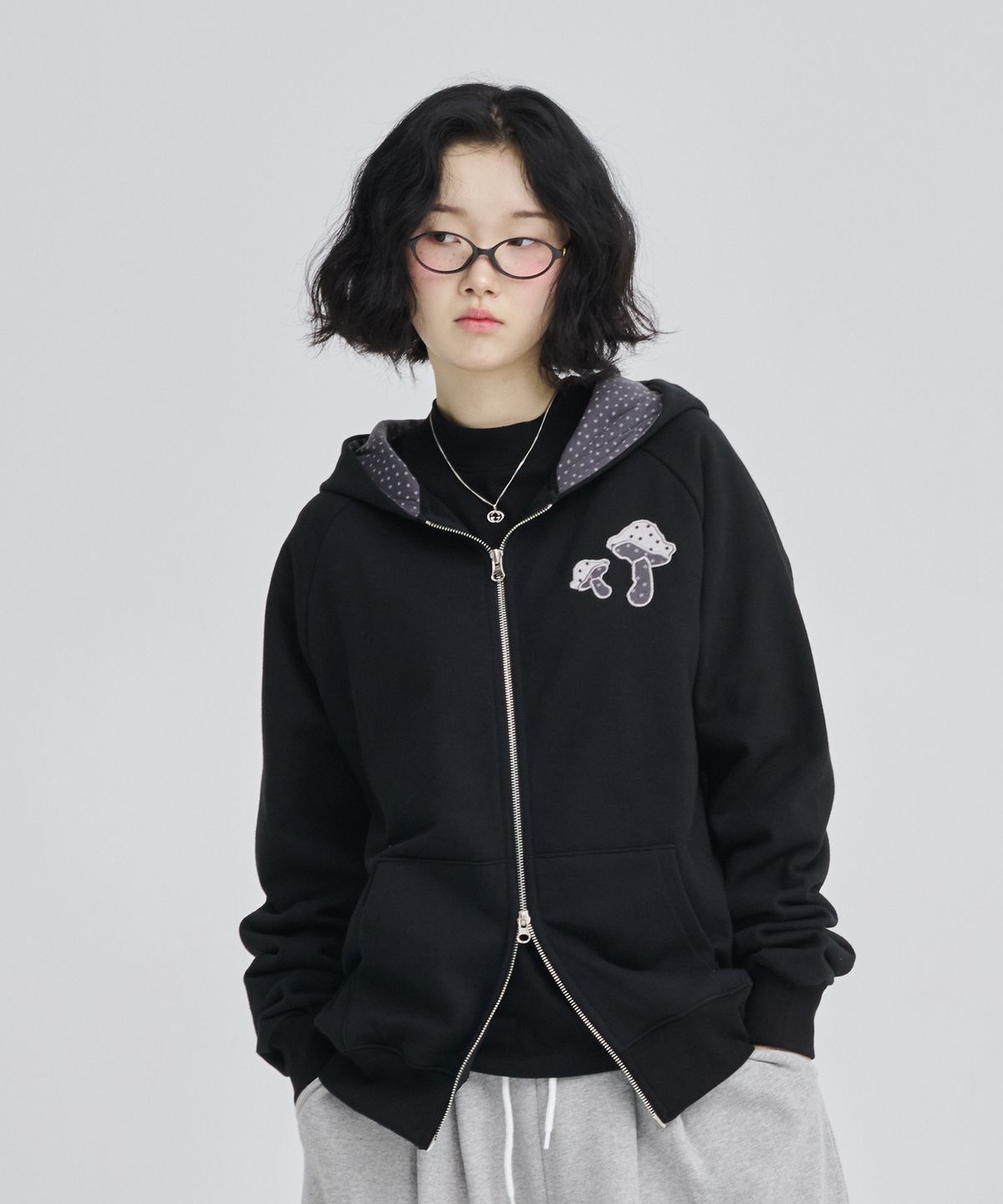 어썸스튜디오(AWESOME STUDIO) 머쉬룸 아플리케 후드 집업 블랙