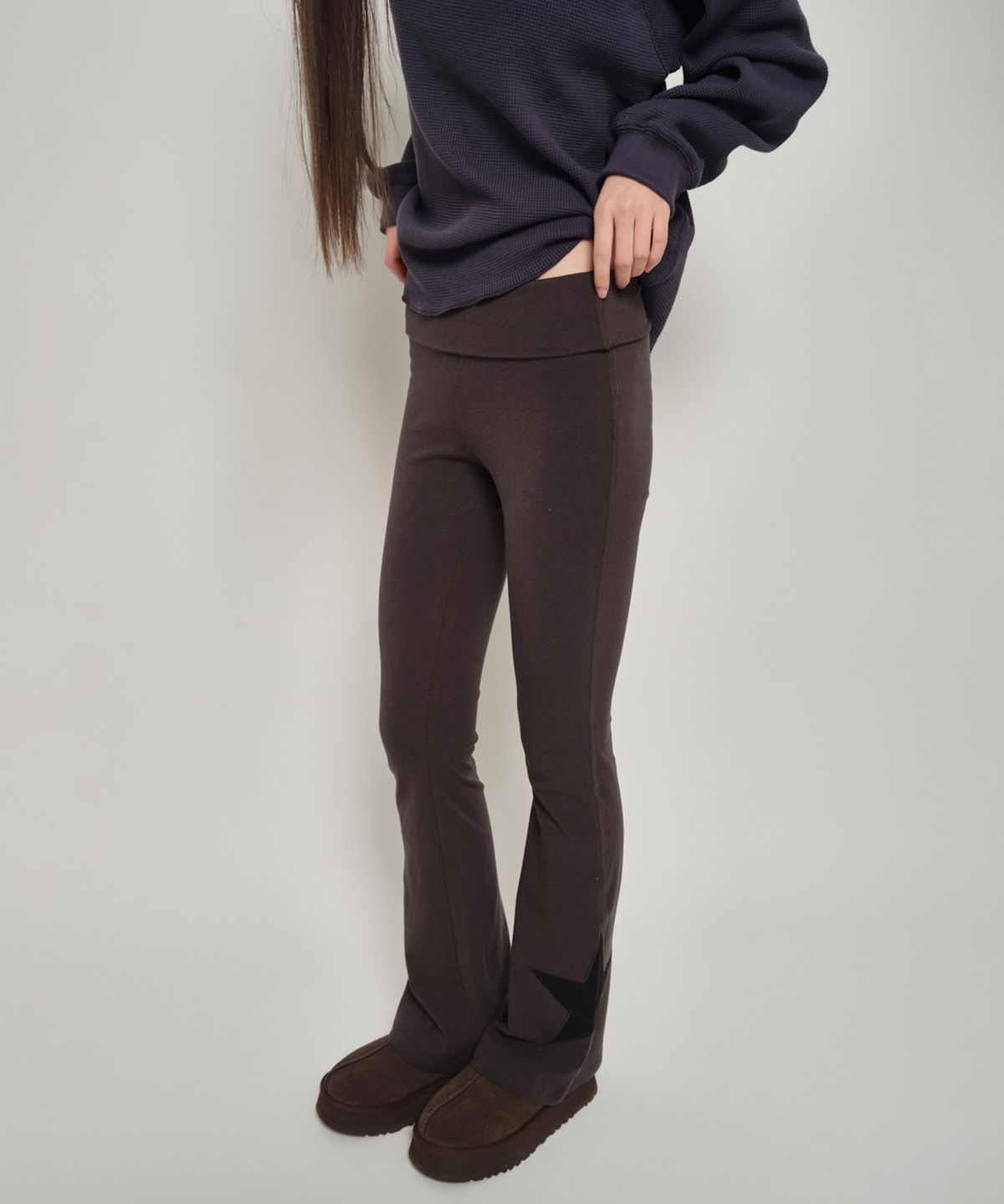 홈바디띵즈(HOMEBODY THINGS) STAR PATCH FLARE PANTS (CHARCOAL)