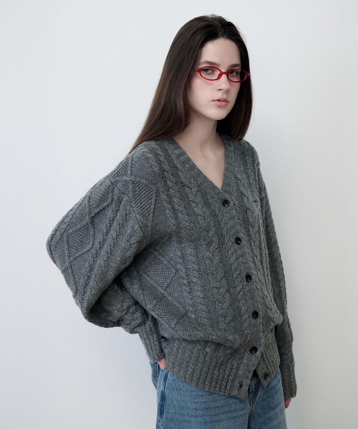 로라로라(ROLAROLA) V NECK CABLE LOOSE FIT CARDIGAN CHARCOAL