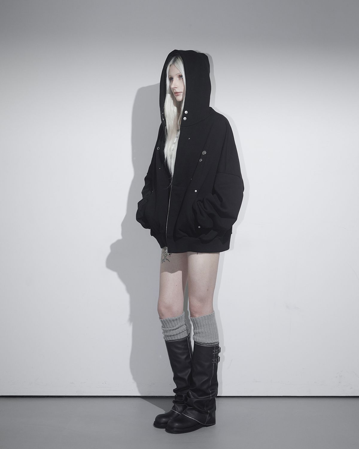 쏘씨(SAUCY) Eyelet hood jumper (Black)