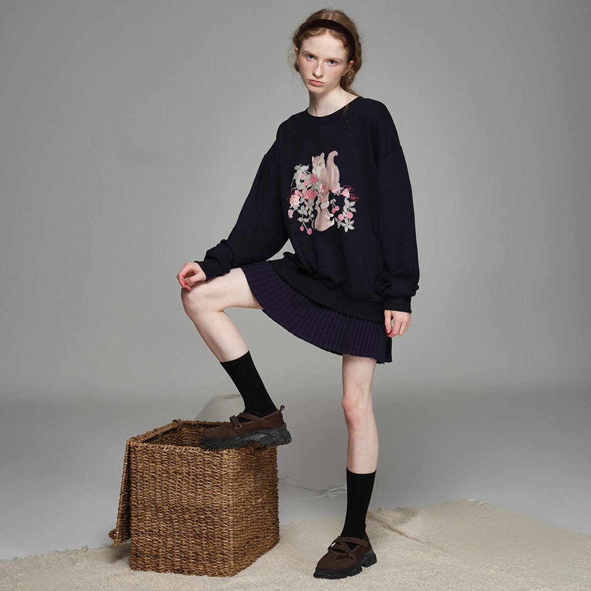 뮤즈무드(MUSEMOOD) vintage plum rose sweatshirt(맨투맨)