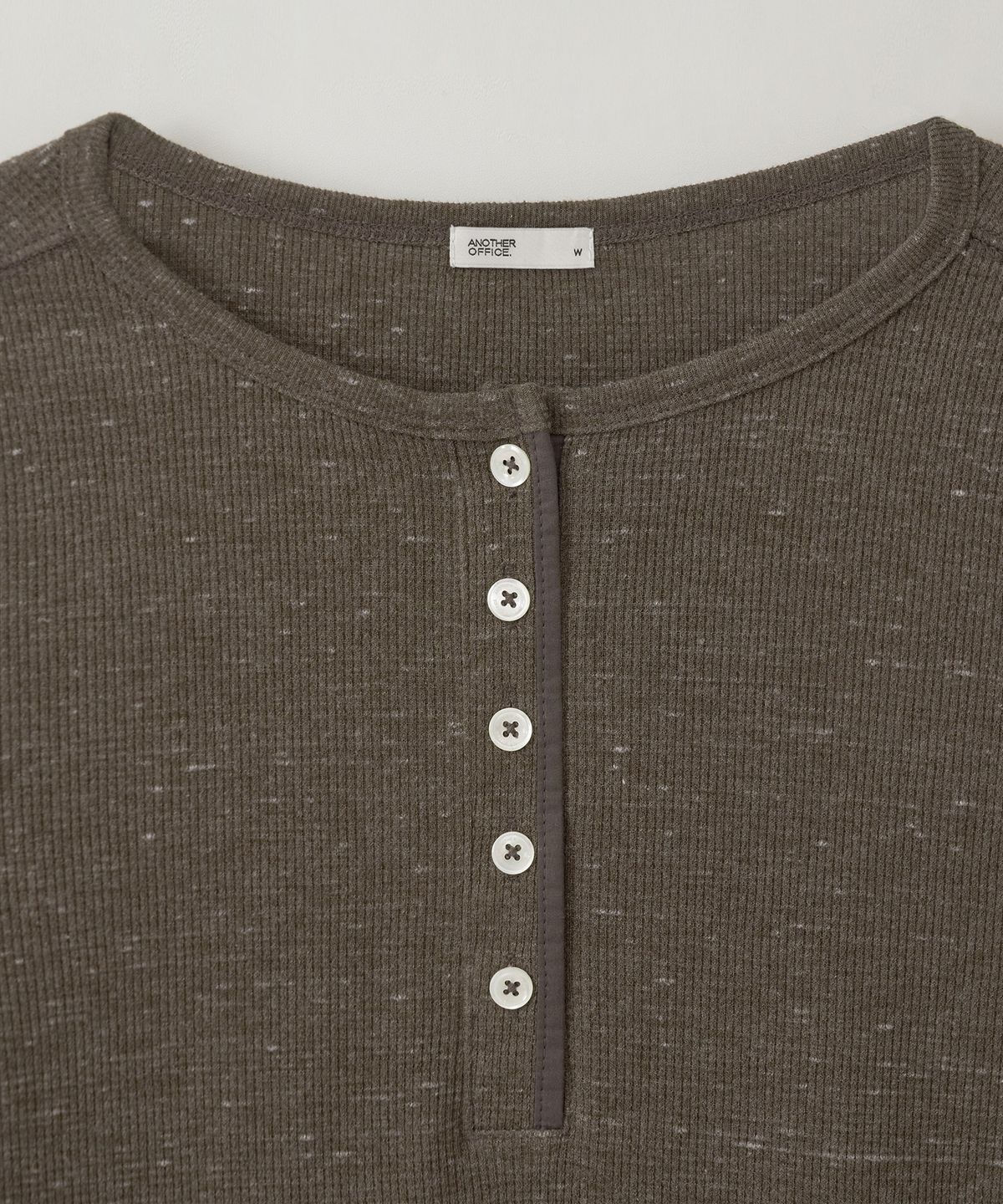 어나더오피스 우먼(ANOTHER OFFICE WOMEN) w. Waffle Henley Shirt (Mild brown)