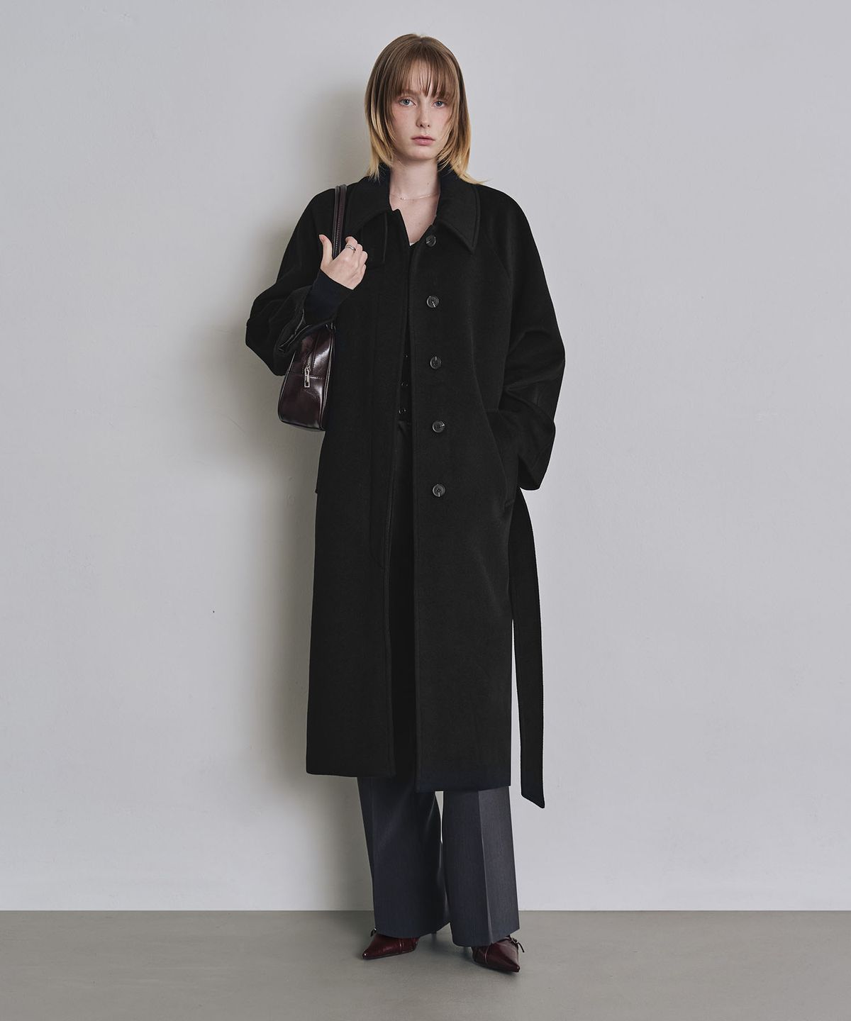 커스텀어클락 우먼(COSTUMEOCLOCK WOMAN) 벨티드 발마칸 롱 코트 블랙 COWCT001BLACK