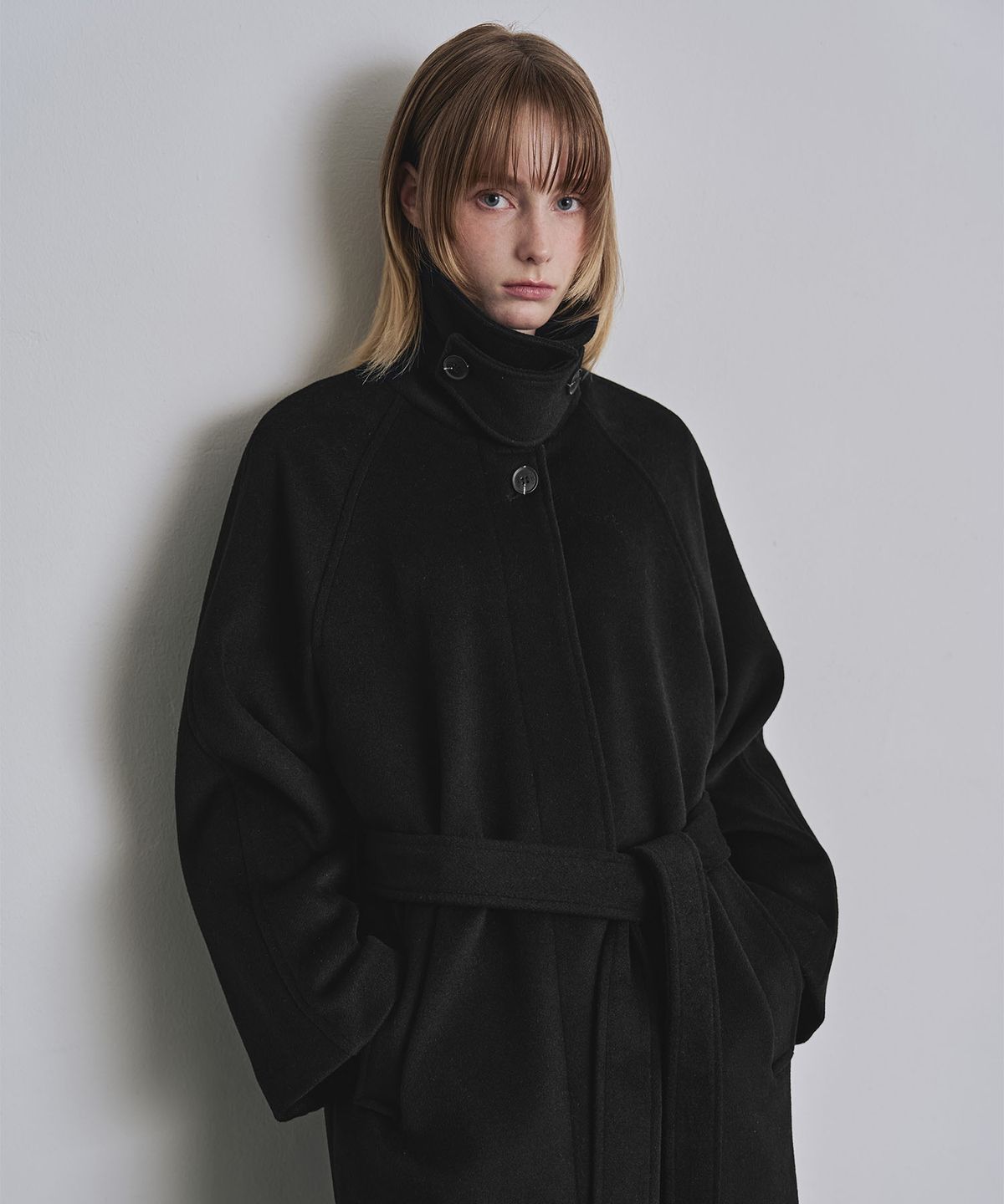 커스텀어클락 우먼(COSTUMEOCLOCK WOMAN) 벨티드 발마칸 롱 코트 블랙 COWCT001BLACK