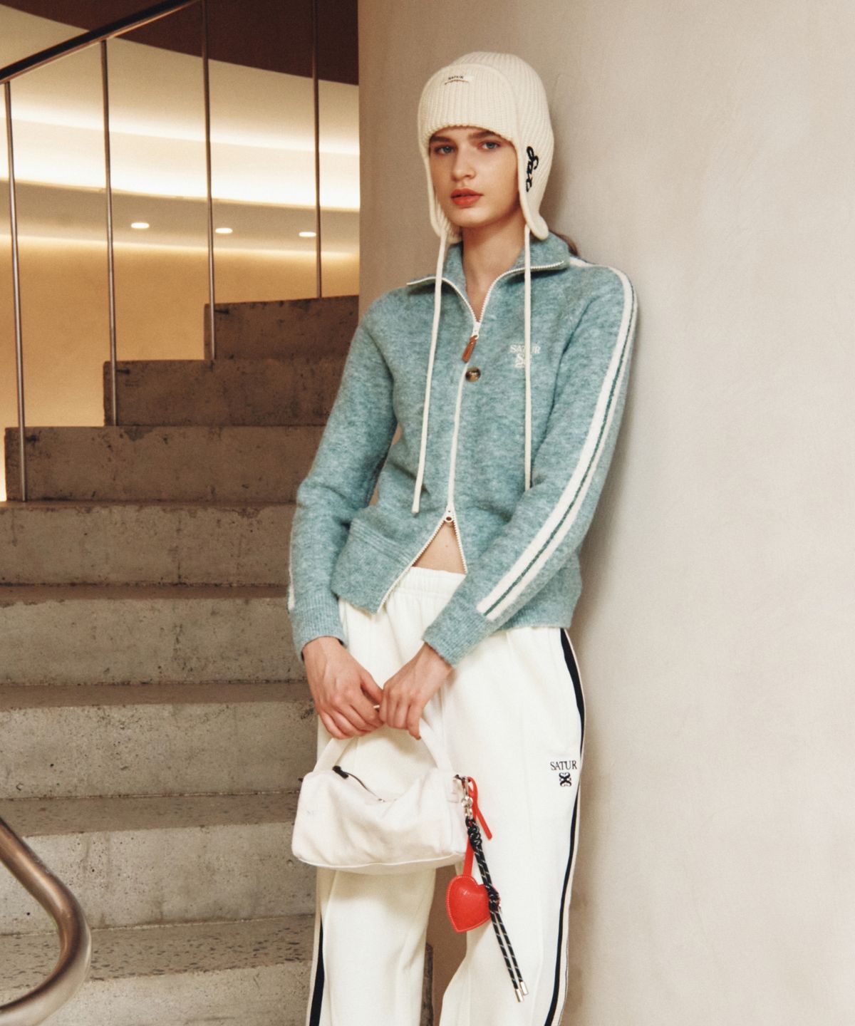 세터(SATUR) 베로나 신세틱 스웨이드 백 크림