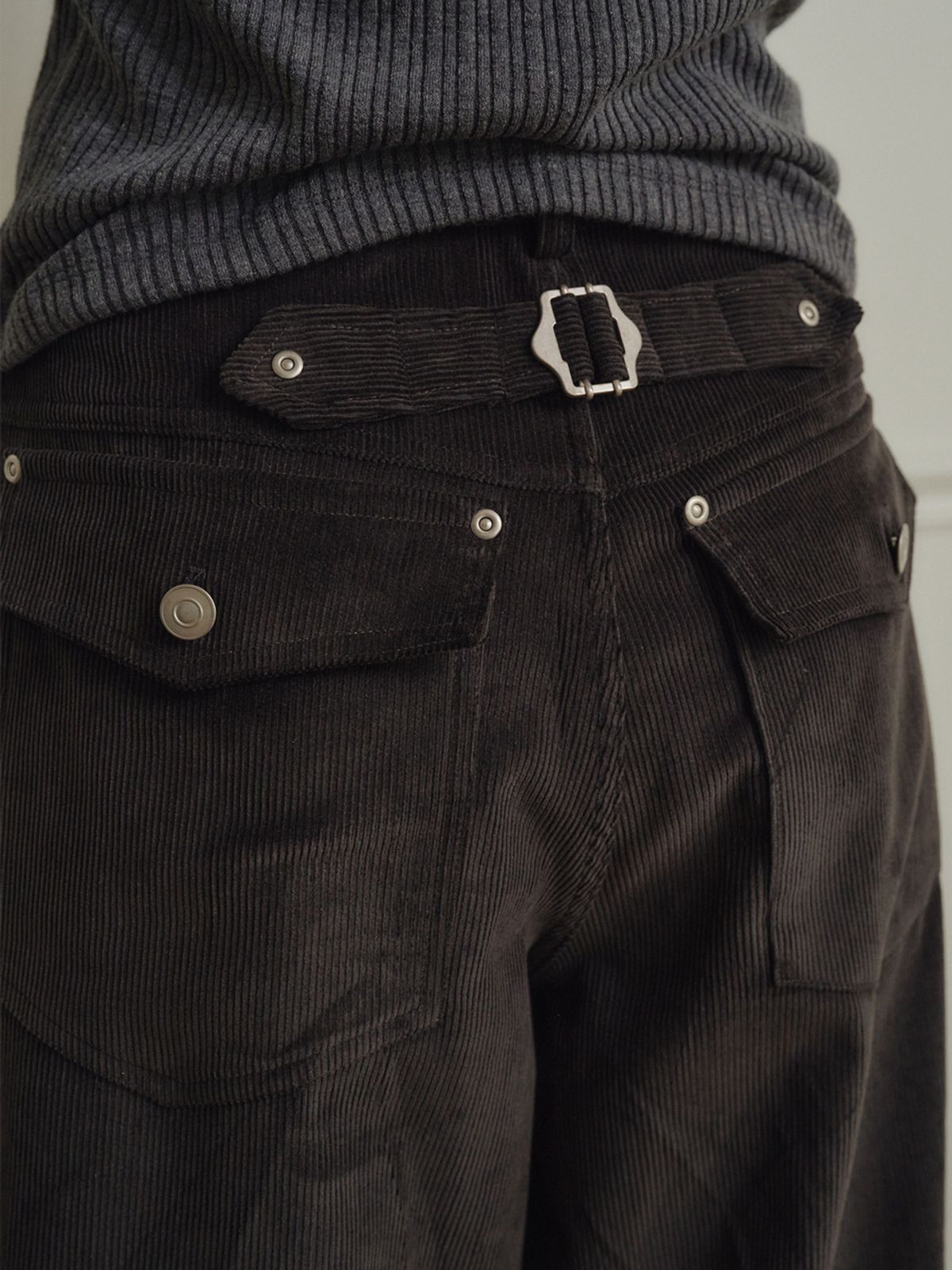 마롯(MARROT) Curved Corduroy Pants_Charcoal