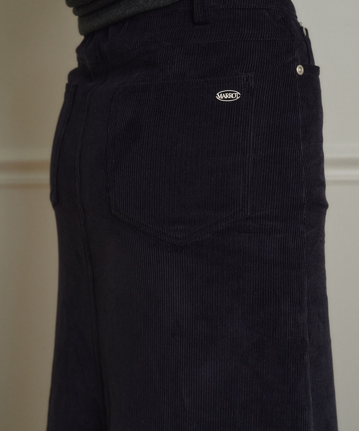 마롯(MARROT) Corduroy Slim Skirt_Navy