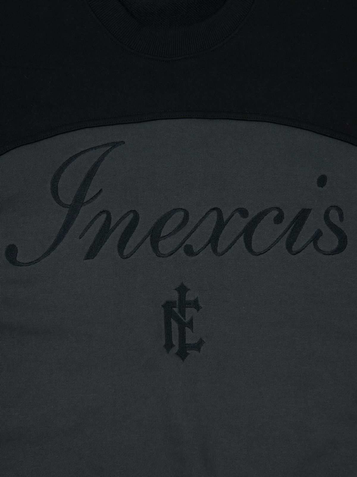 이넥시스(INEXCIS) 프래그먼트 로고 스웻셔츠 (Black)