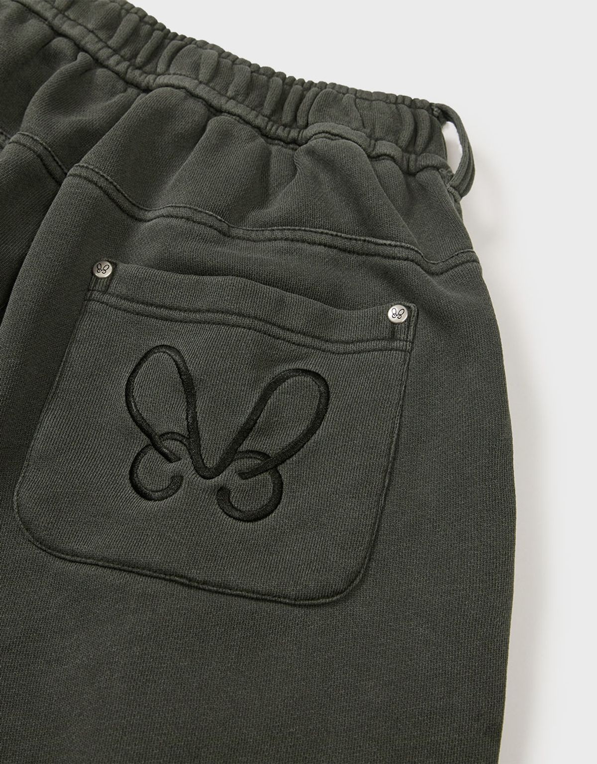 엠엠더블유(MMW) [MMW] FRILL BELTED PIGMENT SWEAT PANTS (CHARCOAL)