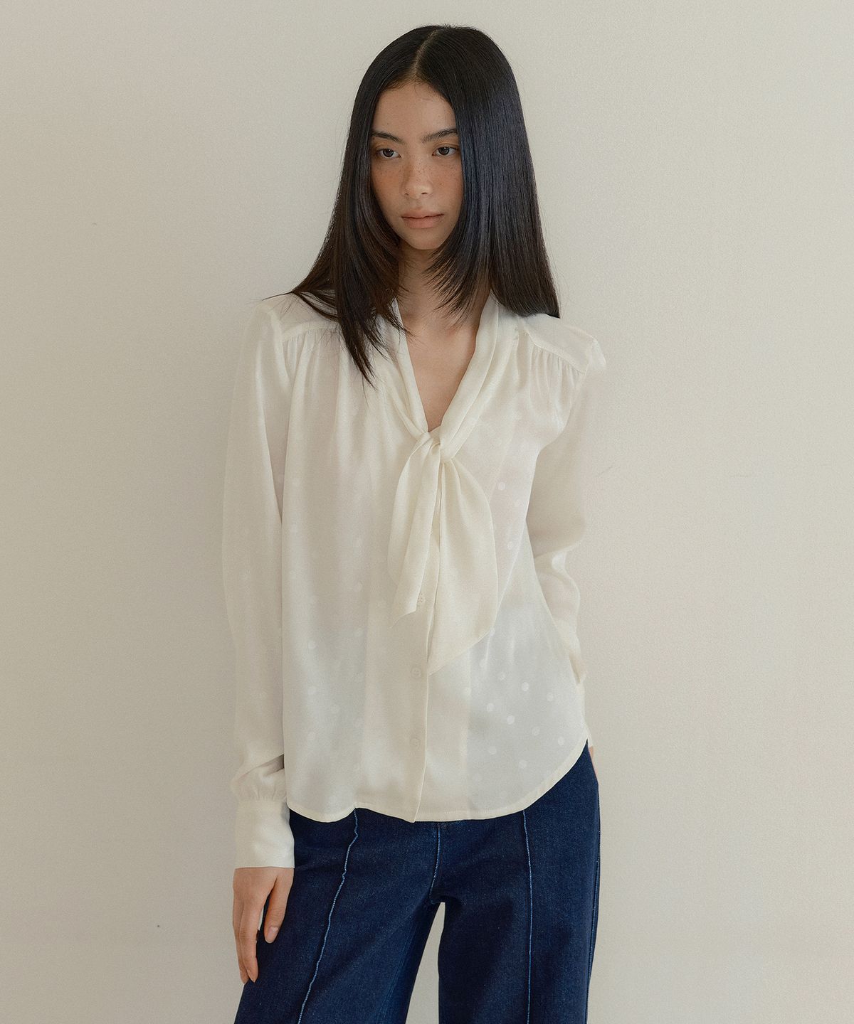 루시르주(LUCIR ZU) Silken Scarf Blouse (dot cream)