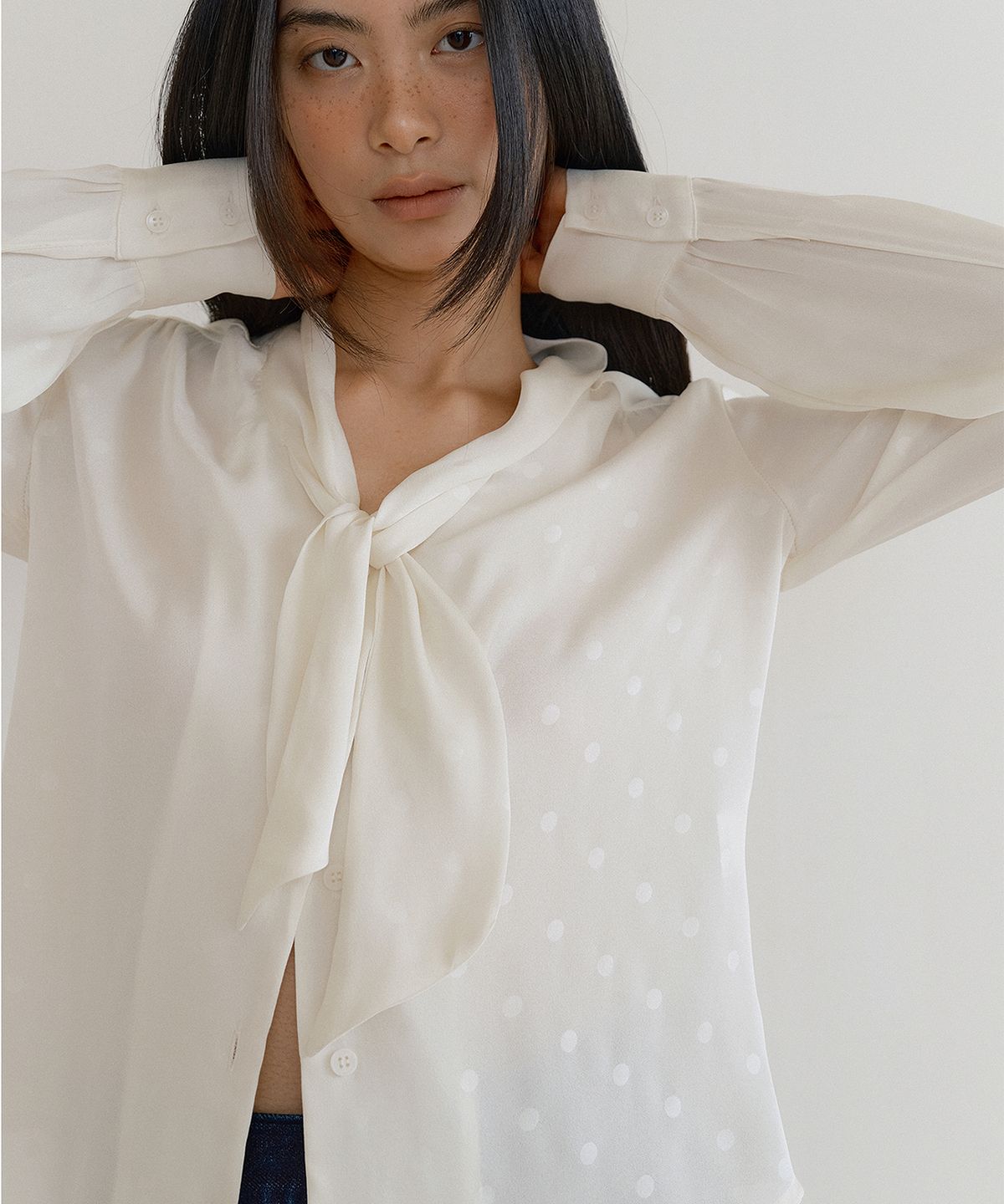 루시르주(LUCIR ZU) Silken Scarf Blouse (dot cream)