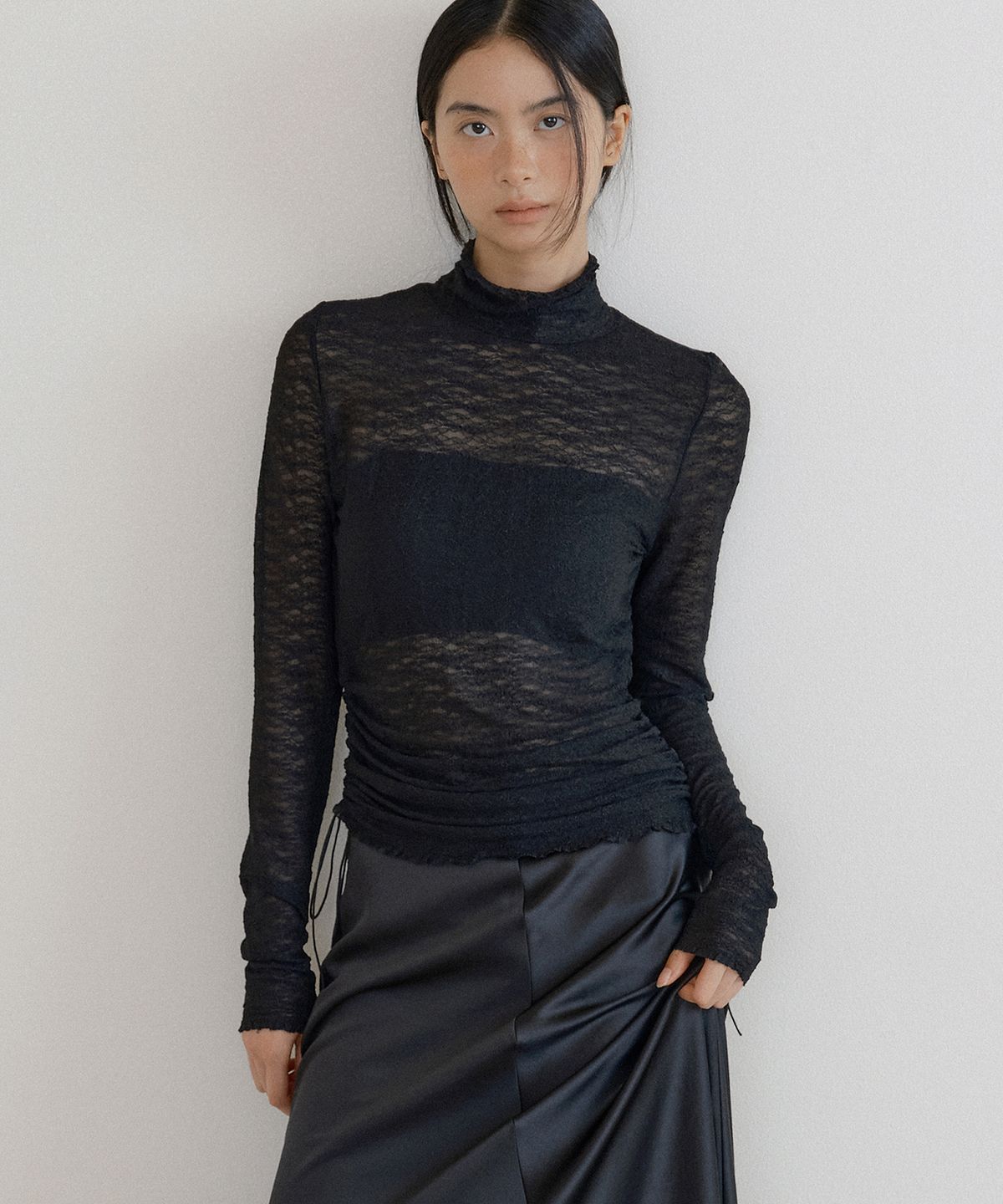 루시르주(LUCIR ZU) Lace string turtleneck top (black)