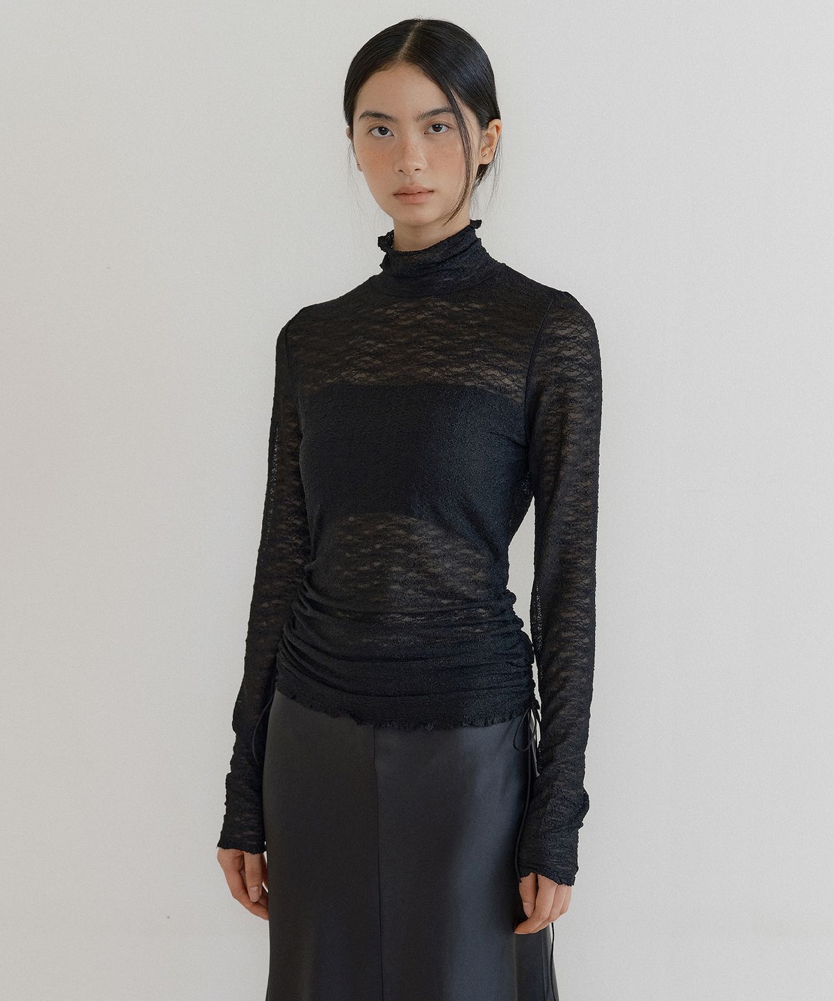루시르주(LUCIR ZU) Lace string turtleneck top (black)