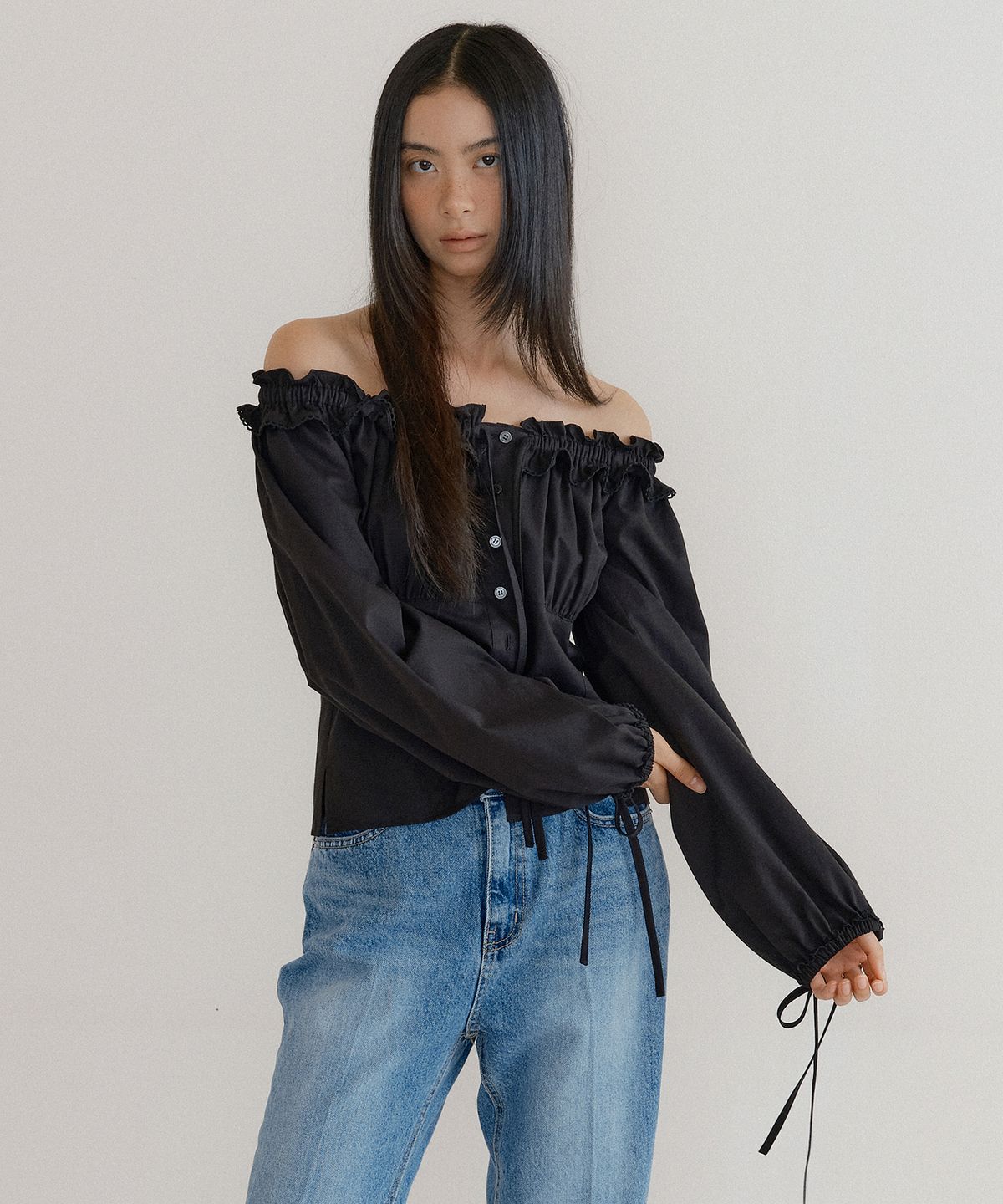 루시르주(LUCIR ZU) Benjamin Frill Lace Blouse (black)