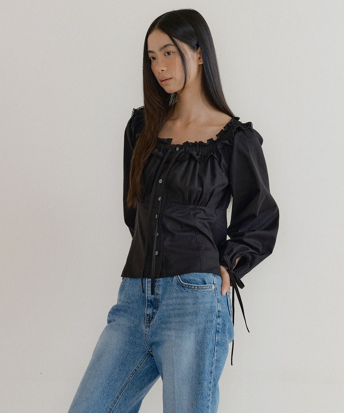 루시르주(LUCIR ZU) Benjamin Frill Lace Blouse (black)