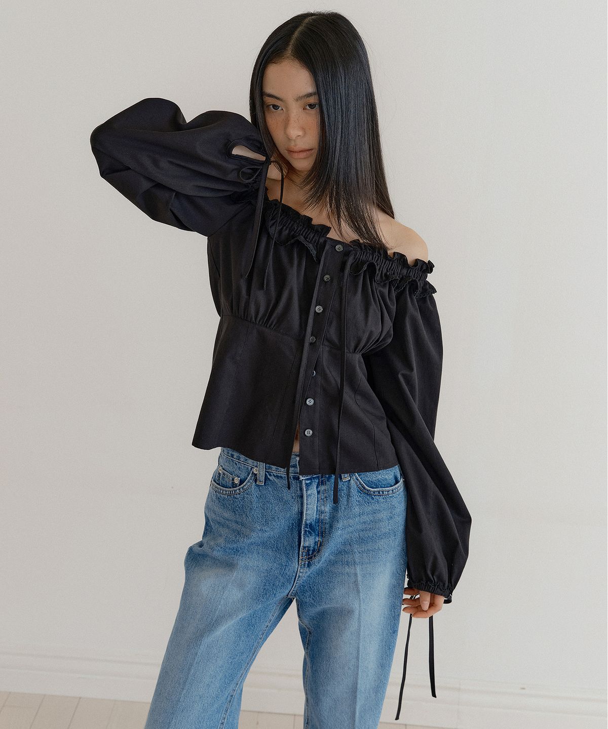 루시르주(LUCIR ZU) Benjamin Frill Lace Blouse (black)