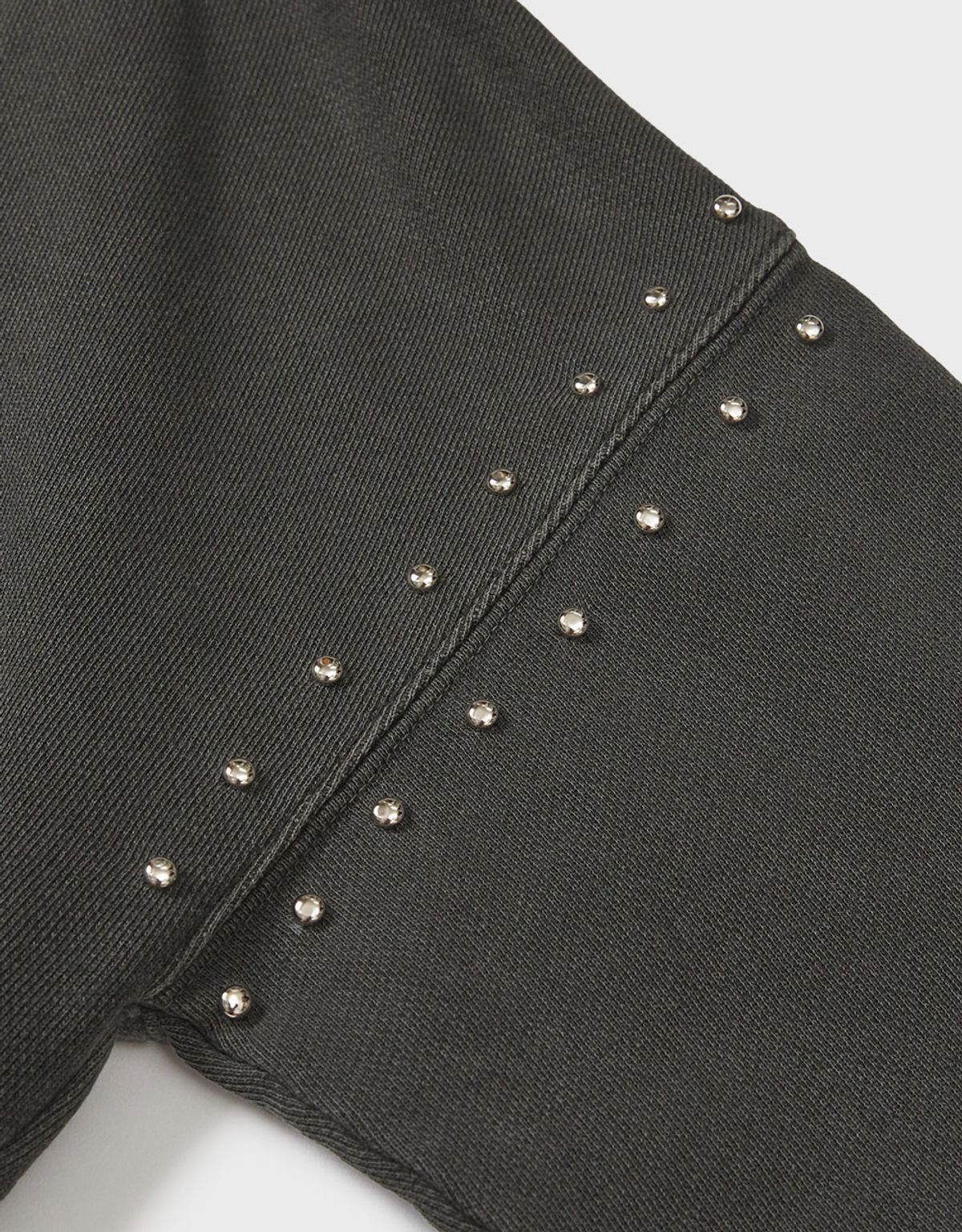 엠엠더블유(MMW) [MMW] DYED OFF-SHOULDER STUD SWEAT (CHARCOAL)