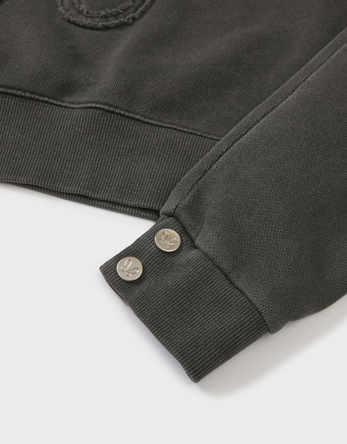 엠엠더블유(MMW) [MMW] DYED OFF-SHOULDER STUD SWEAT (CHARCOAL)