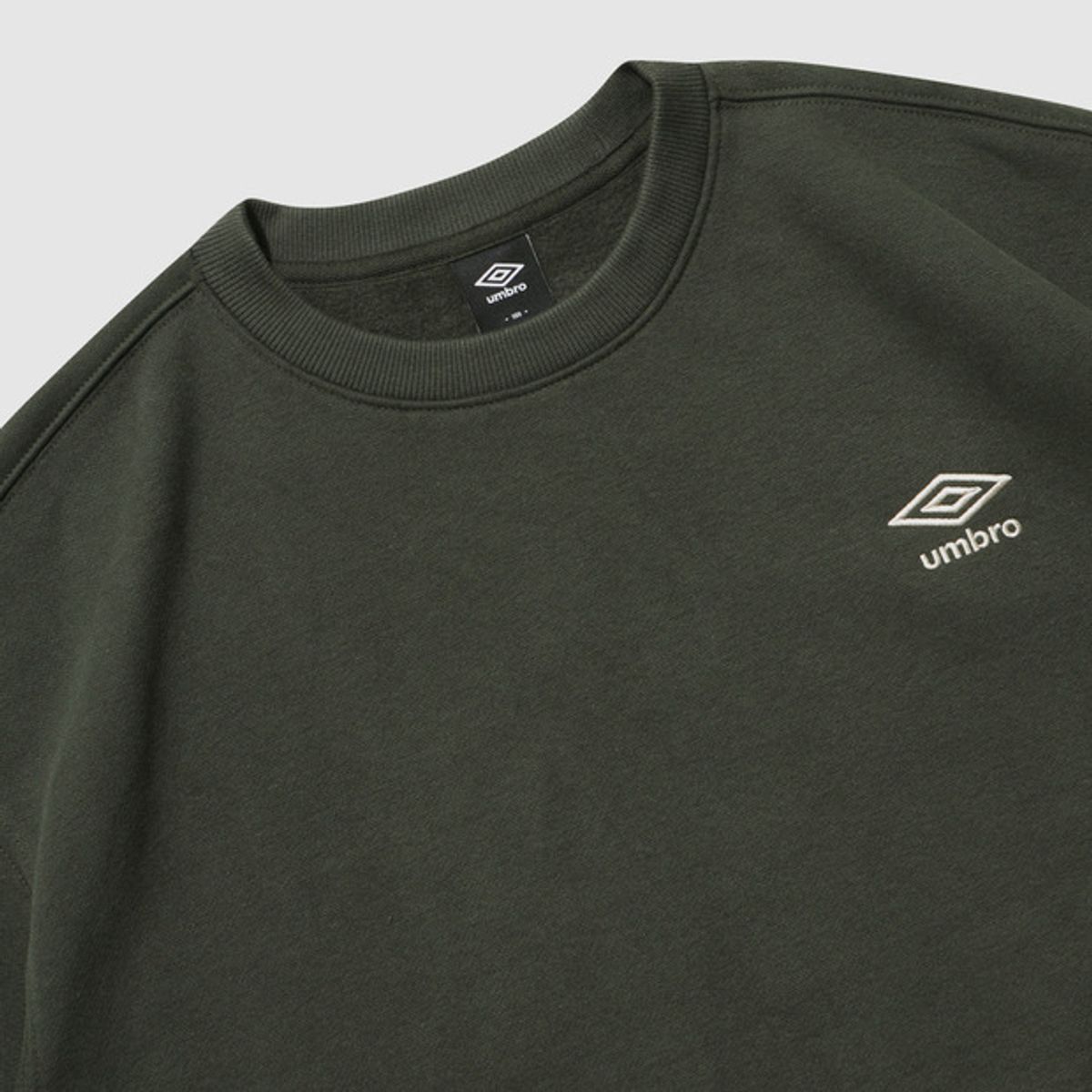 엄브로(UMBRO) 에센셜 기모 스몰로고 맨투맨 카키 UQ423CFSO1