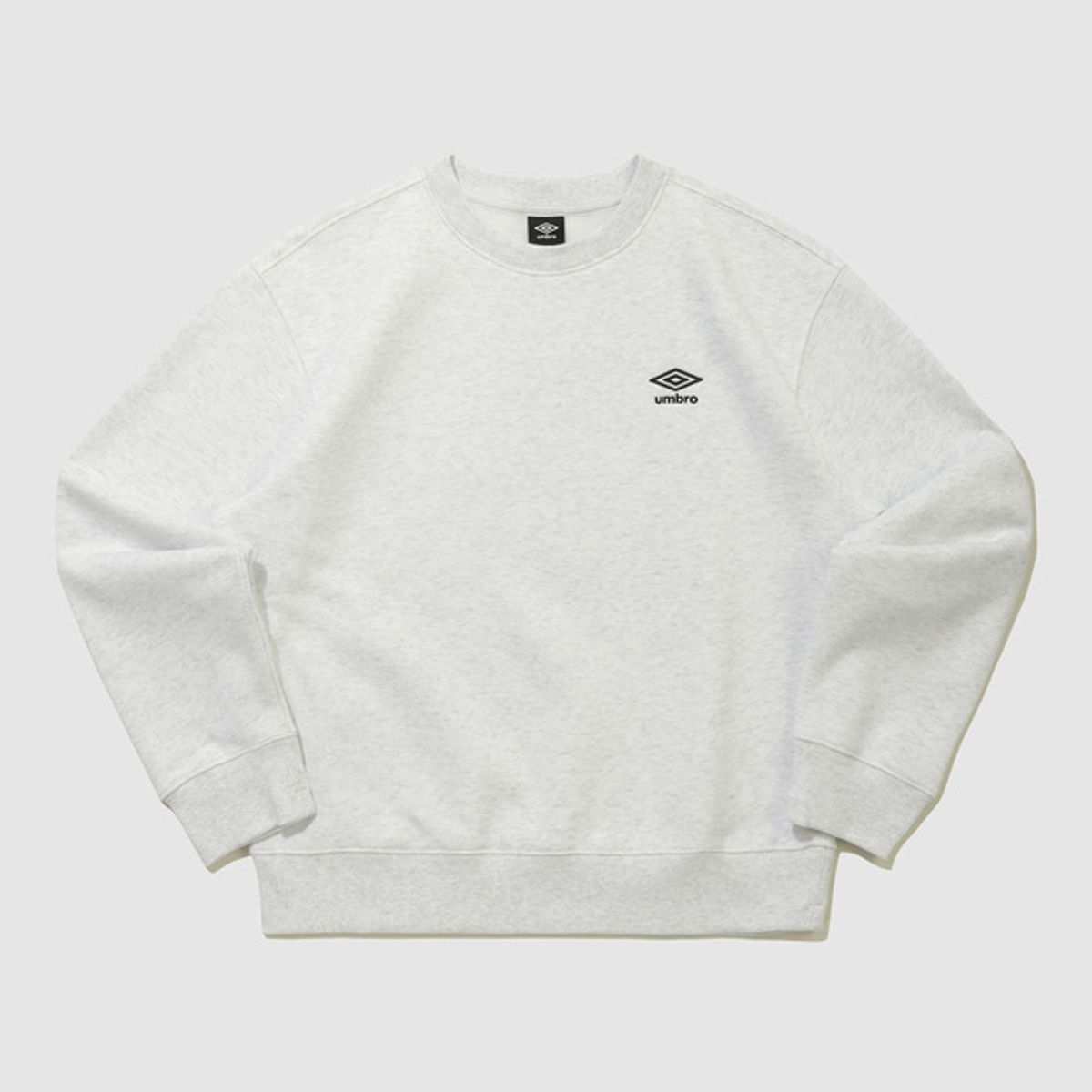 엄브로(UMBRO) 에센셜 기모 스몰로고 맨투맨 아이보리 UQ423CFSO1