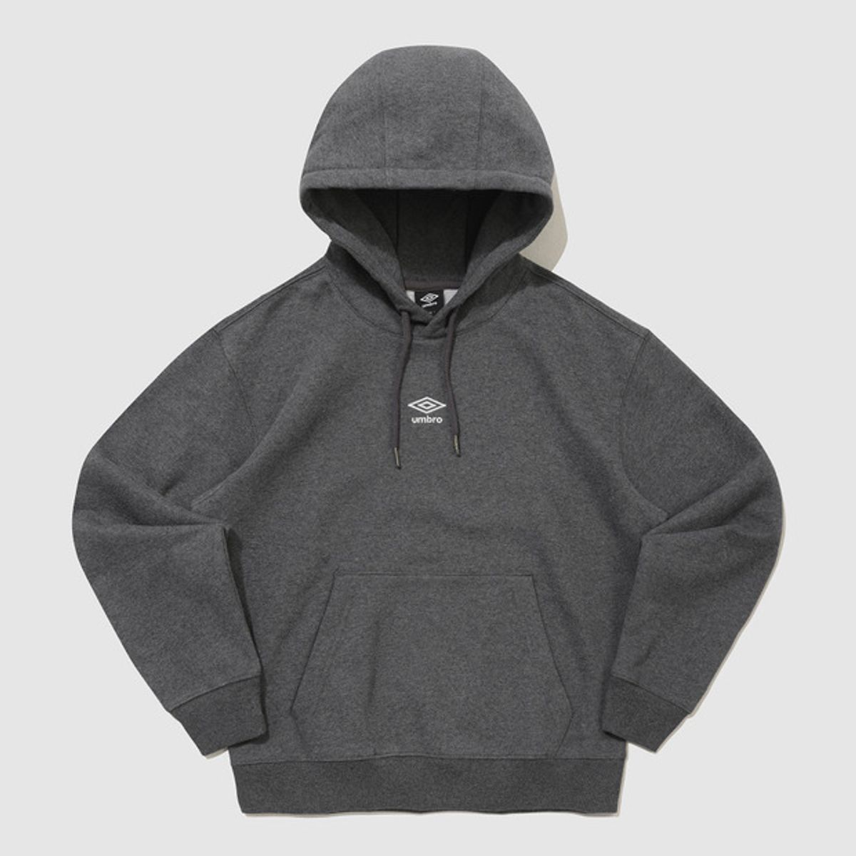 엄브로(UMBRO) 에센셜 기모 스몰로고 후드 티셔츠 차콜 UQ423CHDO1