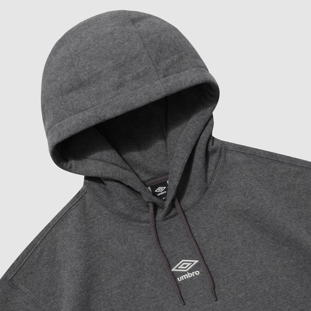 엄브로(UMBRO) 에센셜 기모 스몰로고 후드 티셔츠 차콜 UQ423CHDO1