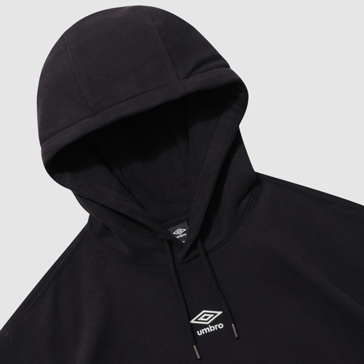 엄브로(UMBRO) 에센셜 기모 스몰로고 후드 티셔츠 블랙 UQ423CHDO1