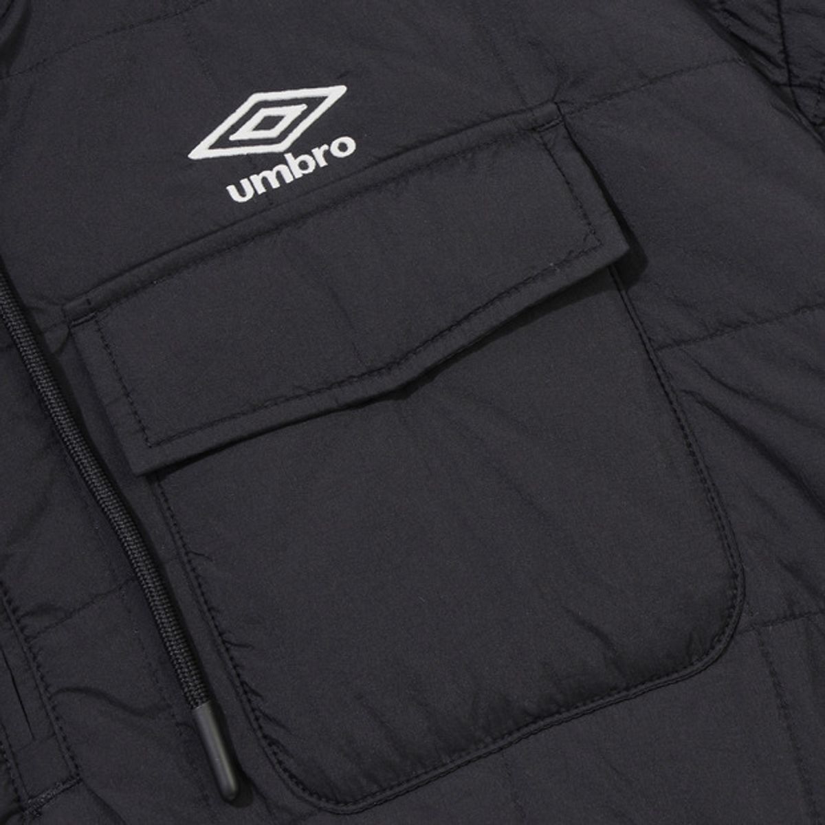 엄브로(UMBRO) 멜로우 퀼티드 패딩 후드아노락 블랙 UQ423CWTO1