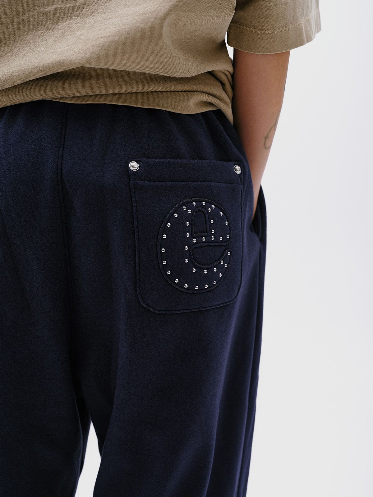 이피티(EPT) STUDDED JOGGER PANTS (NAVY)