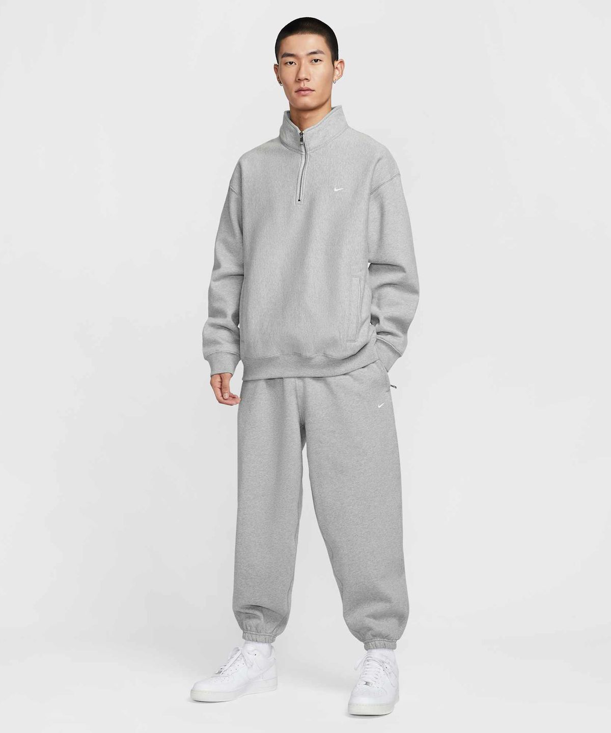 나이키(NIKE) 솔로 스우시 커프 플리스 팬츠 M - 다크 그레이 헤더:라이트 스모크 그레이:화이트 / HV1089-063