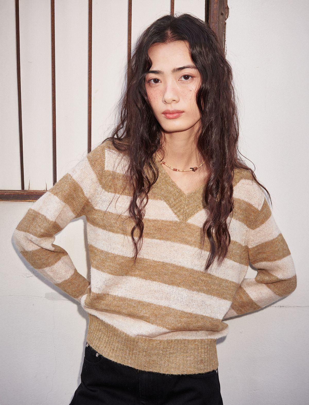 플랫웨이브 인 서울(FLATWAVE IN SEOUL) Vayra V Neck Stripe Knit Khaki/Beige