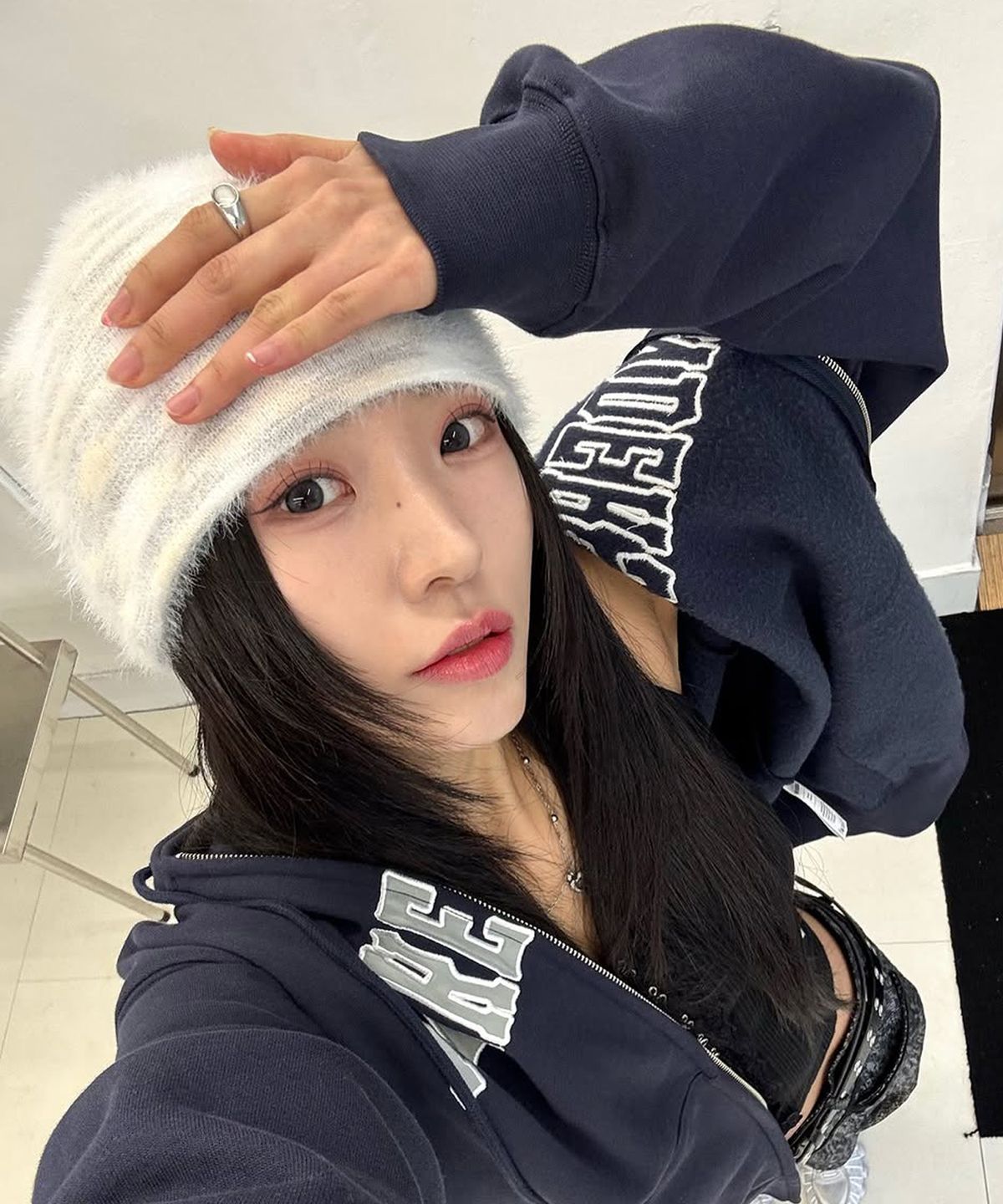 쎄르페(SSERPE) 소프트 헤어리 그라데이션 비니 아이보리 & 그레이