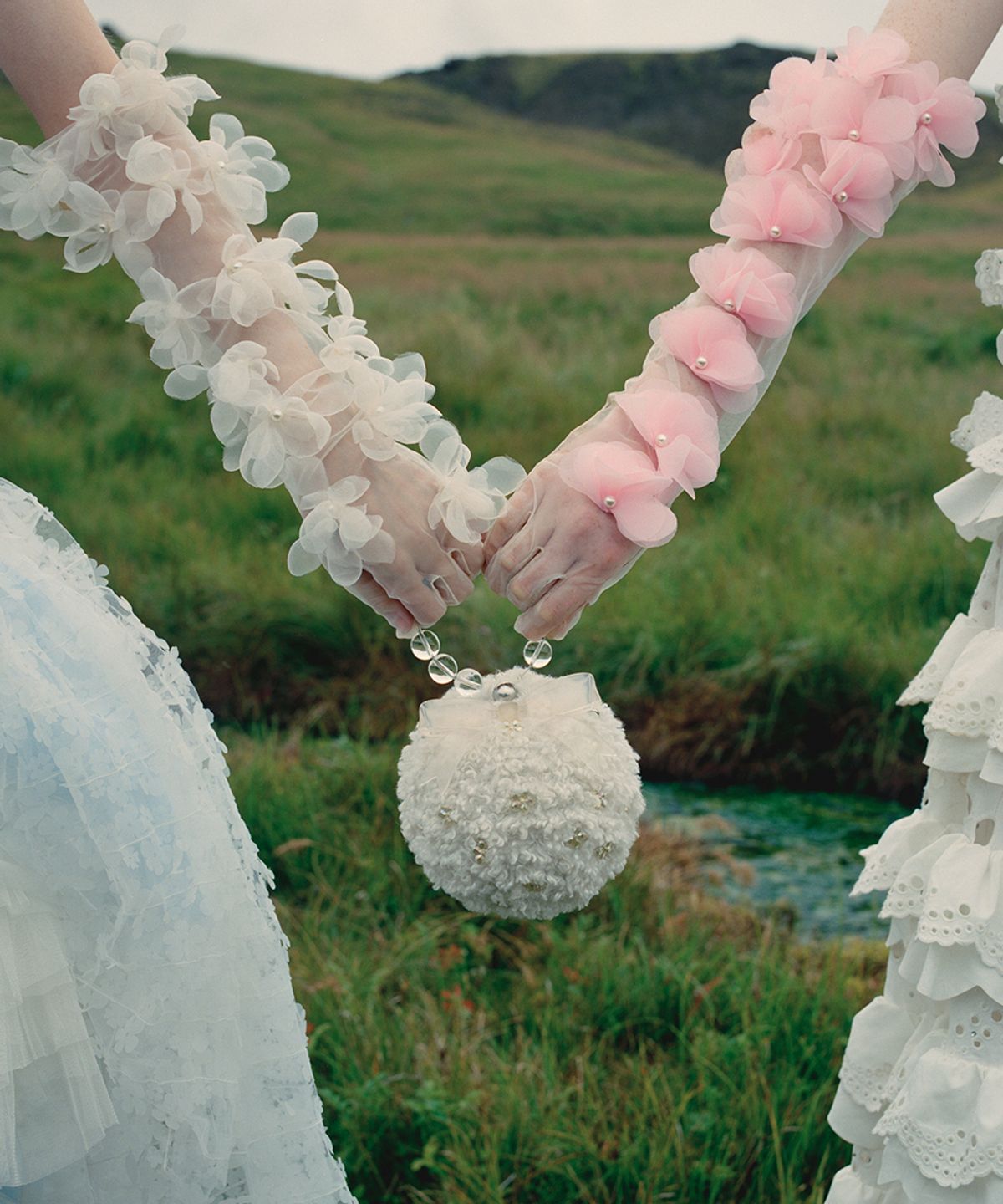 락피쉬웨더웨어(ROCKFISH WEATHERWEAR) [X SUSAN FANG] FURRY BUBBLE BOW BAG - WHITE