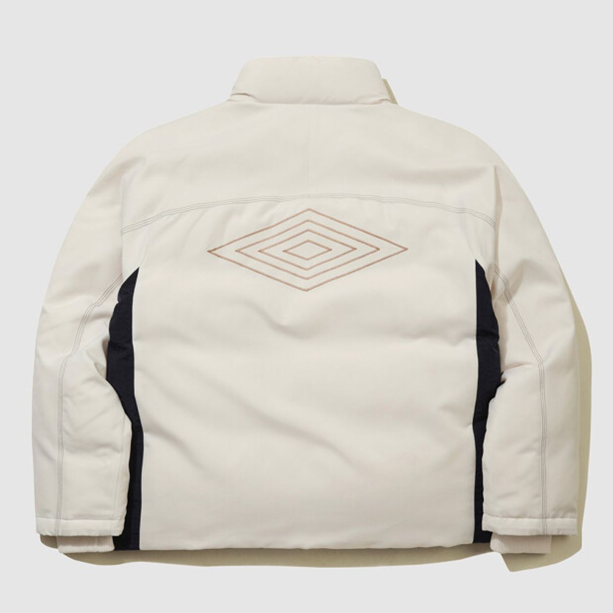 엄브로(UMBRO) 크리스피 타슬란 머스코비 덕 다운 자켓 베이지 UQ321CDJ92