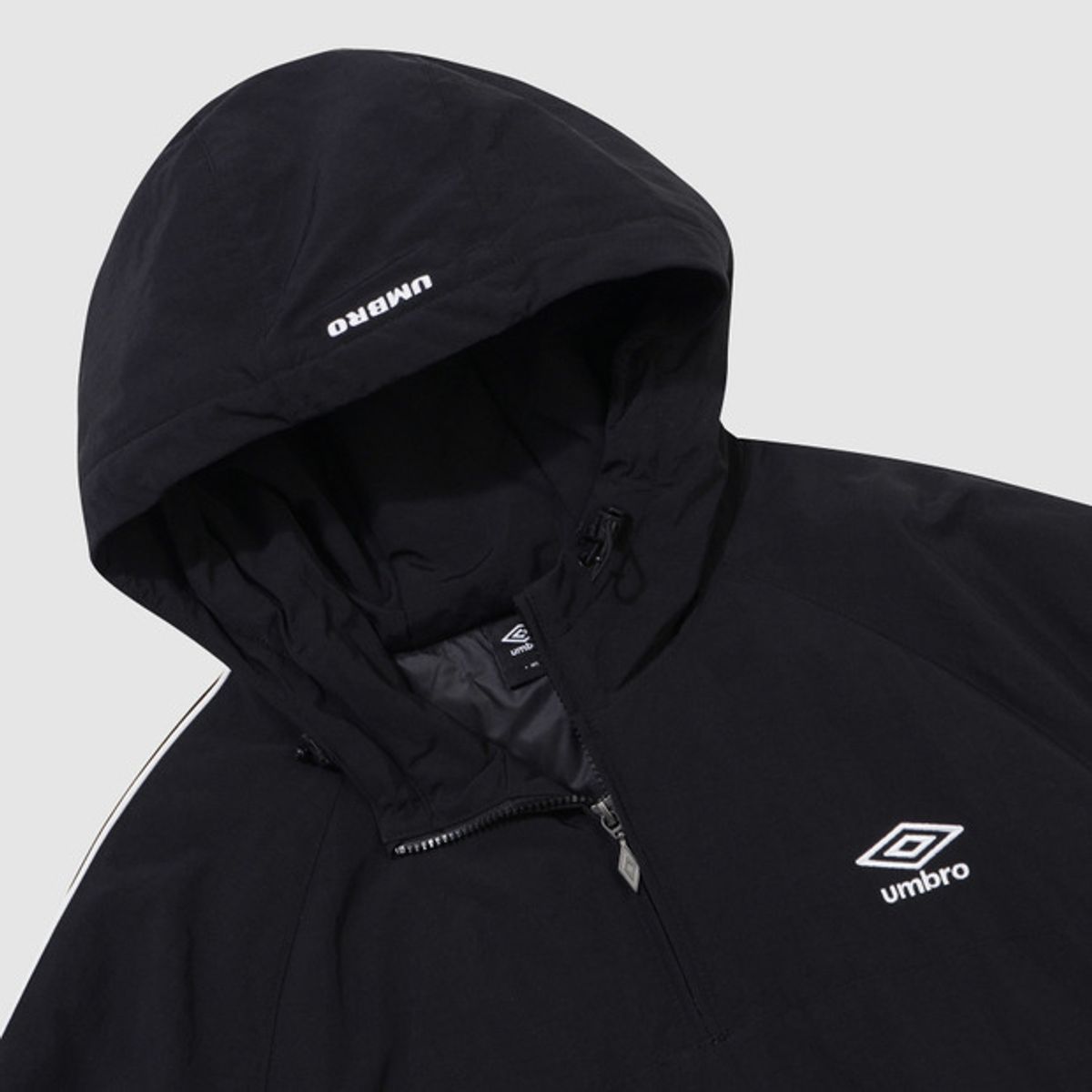 엄브로(UMBRO) 유니온 트랙 스탠넥 패딩 후드 아노락 블랙 UQ321CWT95