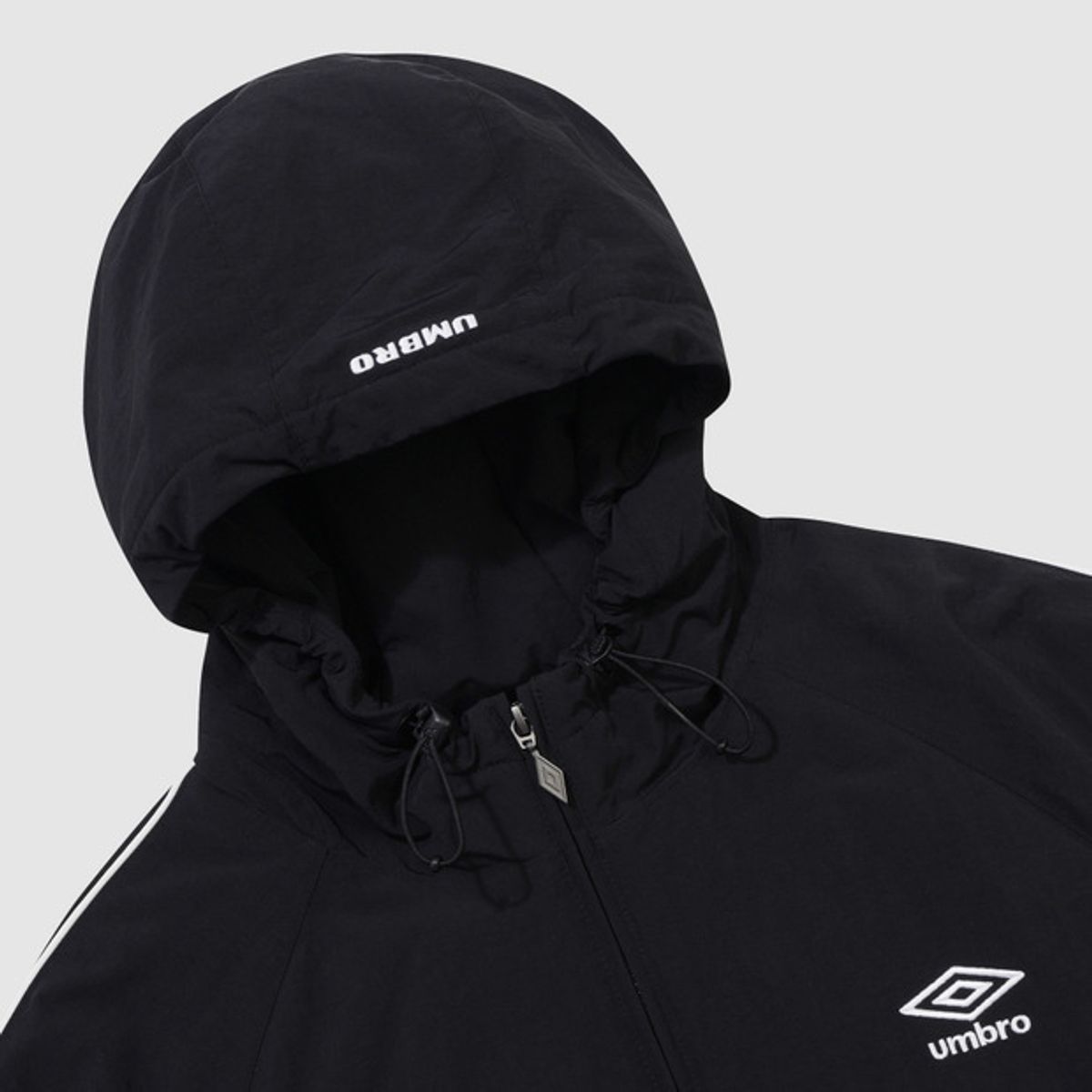 엄브로(UMBRO) 유니온 트랙 스탠넥 패딩 후드 아노락 블랙 UQ321CWT95