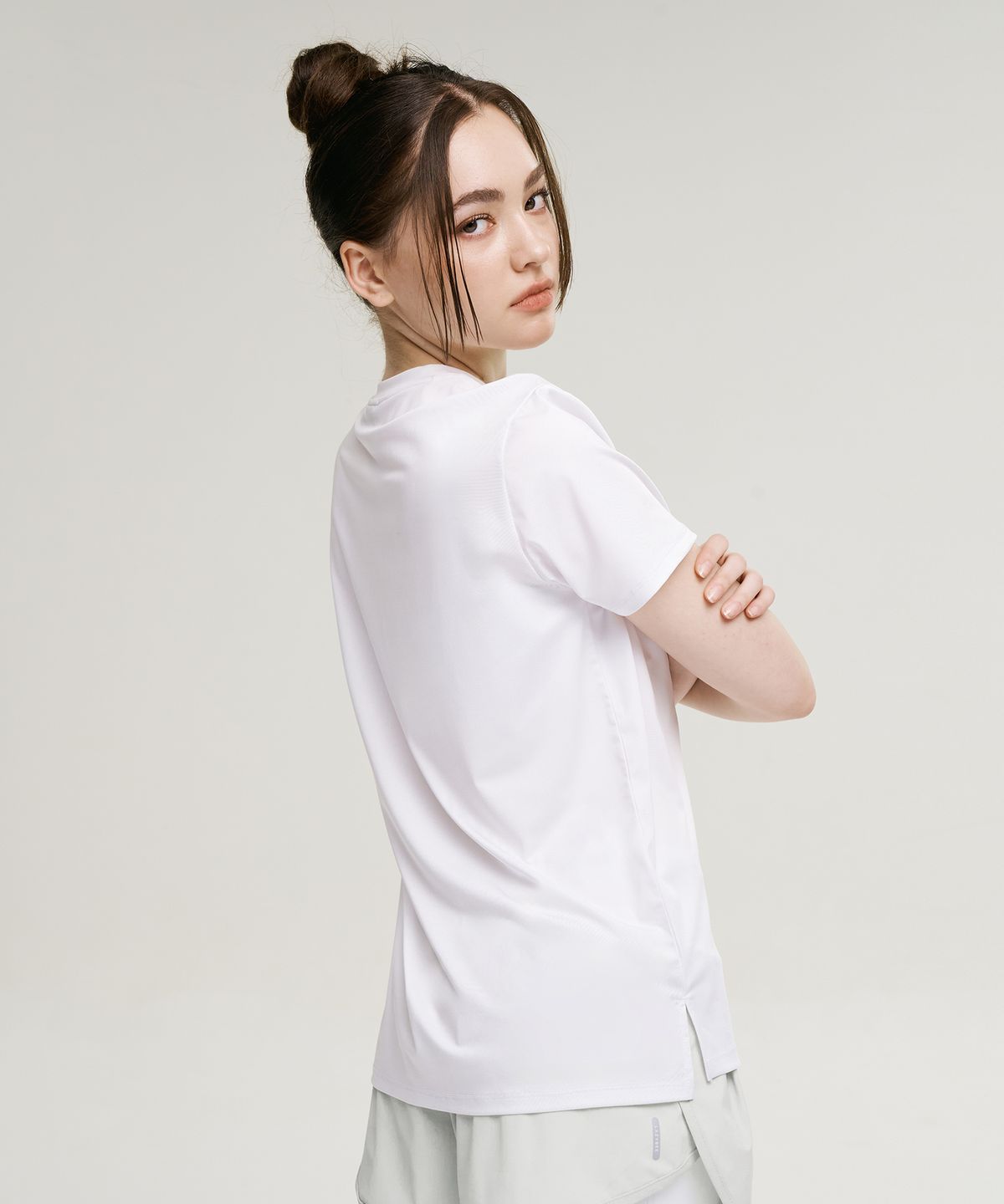 레이지비(LAZYBEE) 에어로 터치 스탠다드핏 숏 반팔 W 티셔츠 상의 슬리브 화이트
